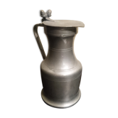 Cruche de service d'étain antique vintage avec des finials de gland sur le couvercle