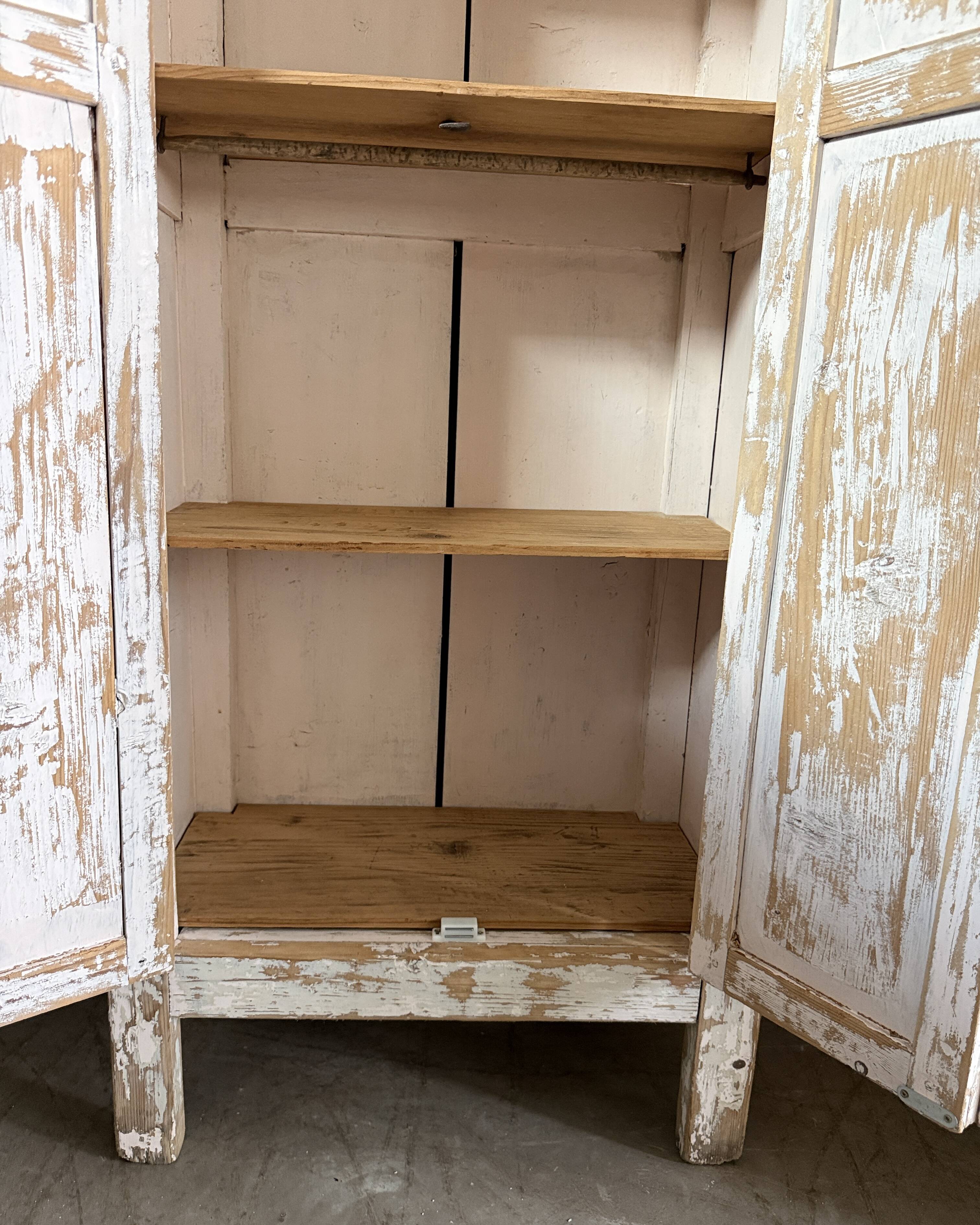 Armoire parisienne patinée