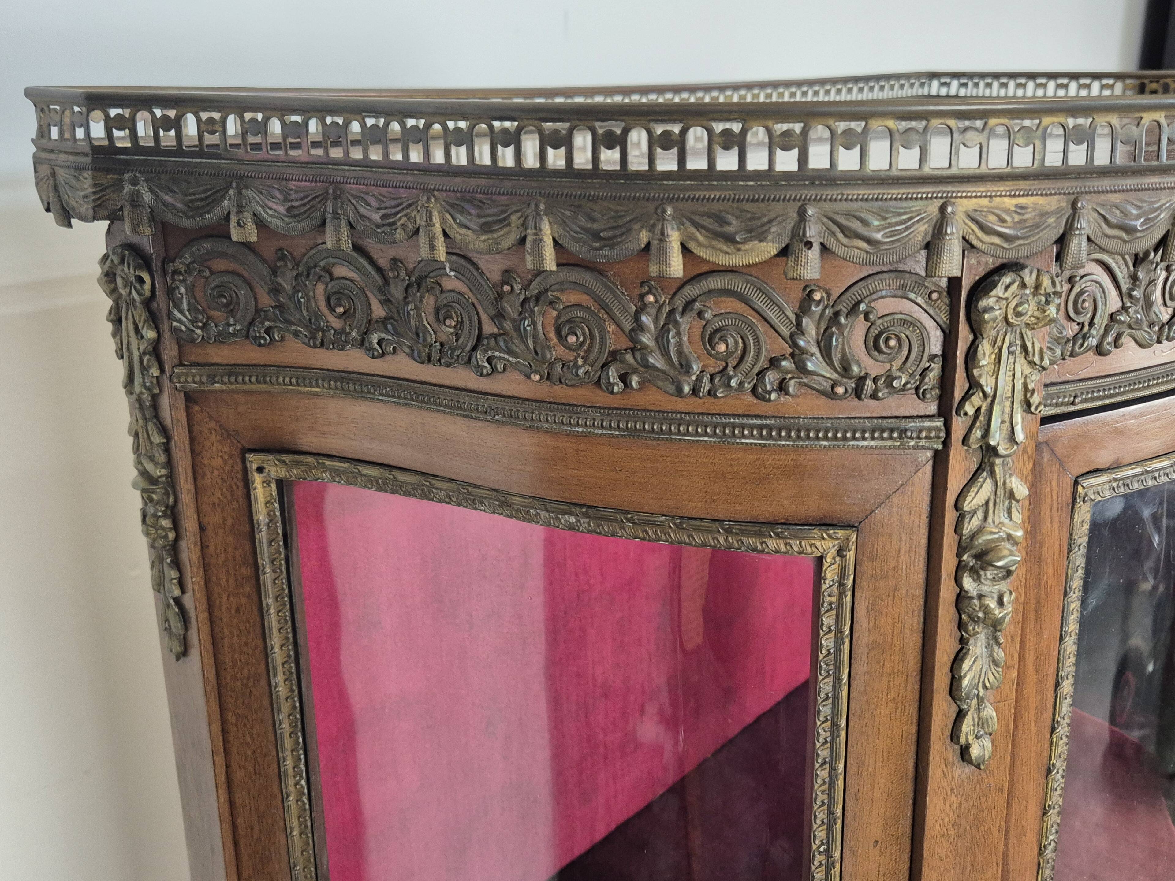 Napoleon III display cabinet with curved glass