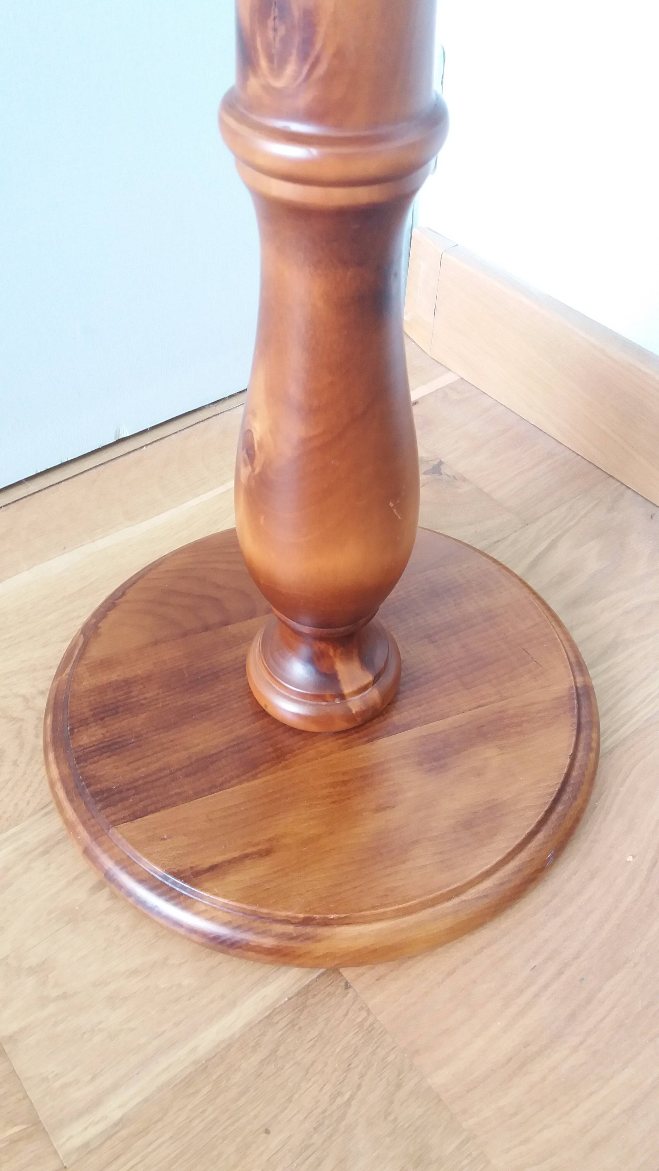 Round pedestal table in solid wood