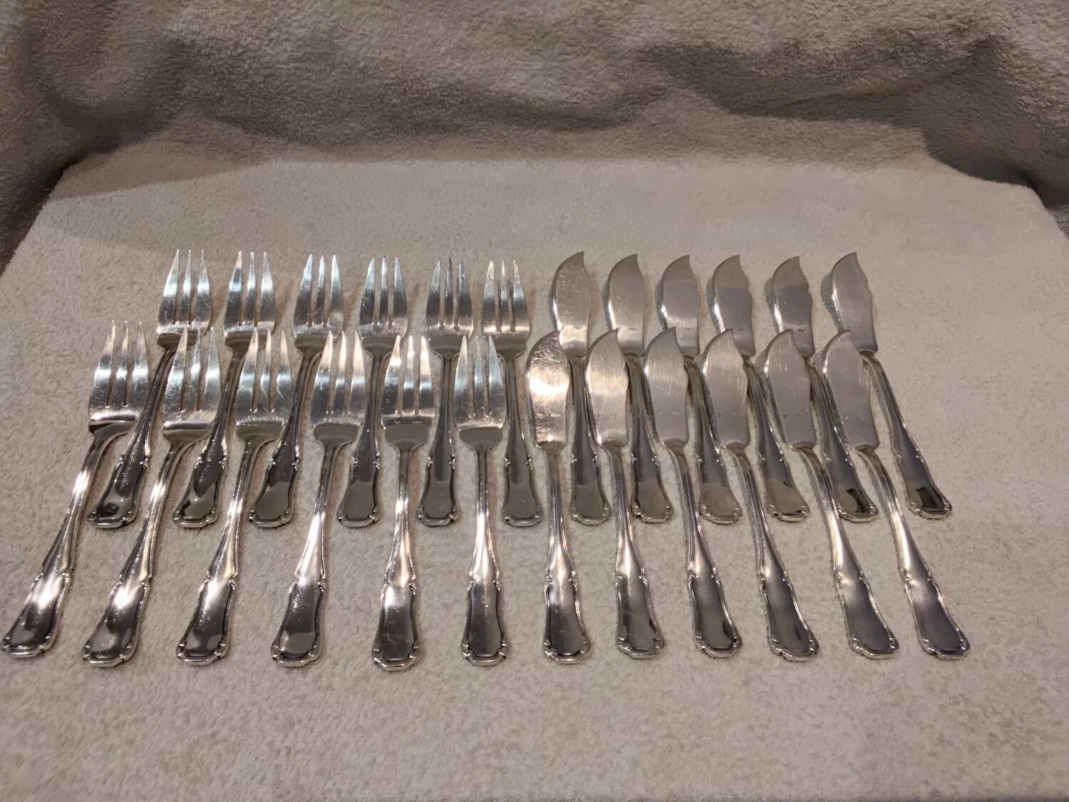 6 silver-plated fish forks and 6 fish knives by Ercuis Valencay