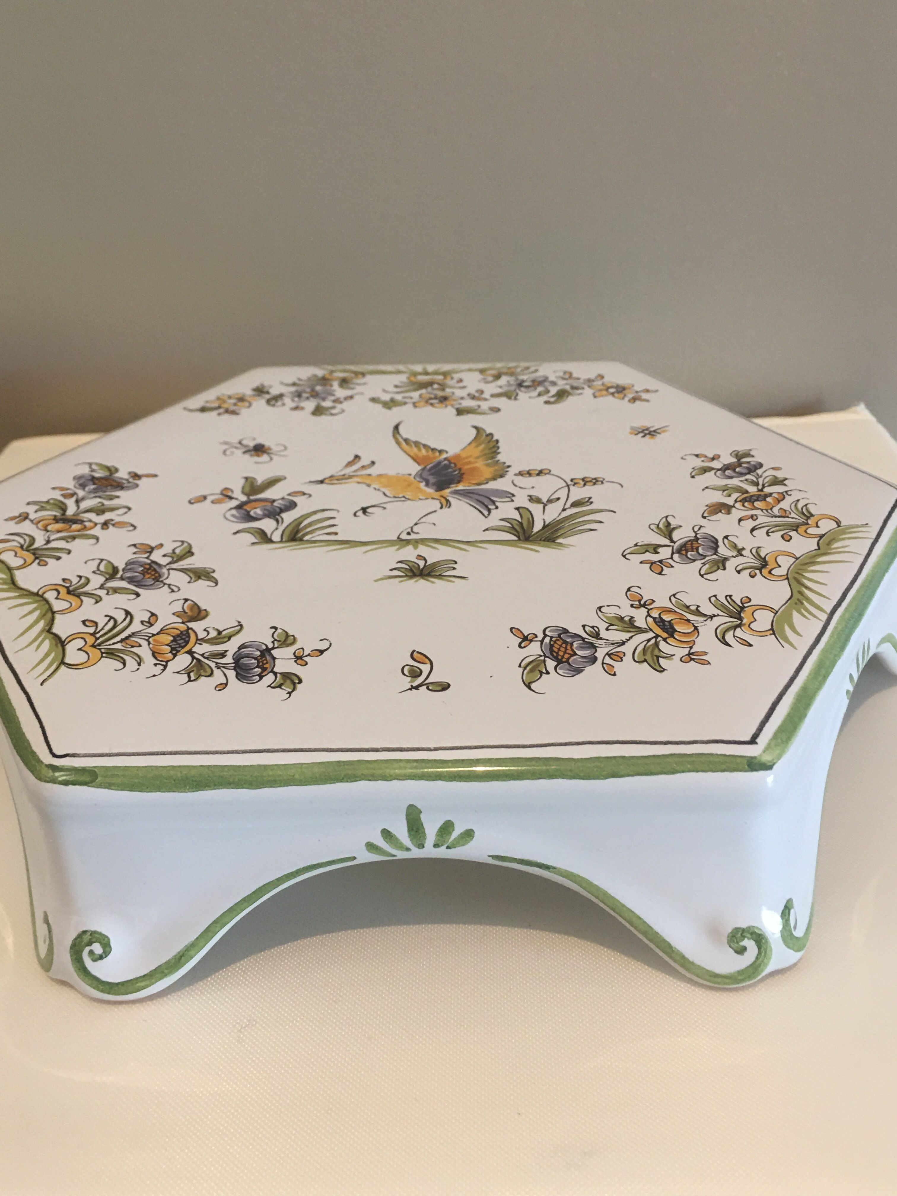 Moustiers underside of the dish