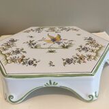 Moustiers underside of the dish