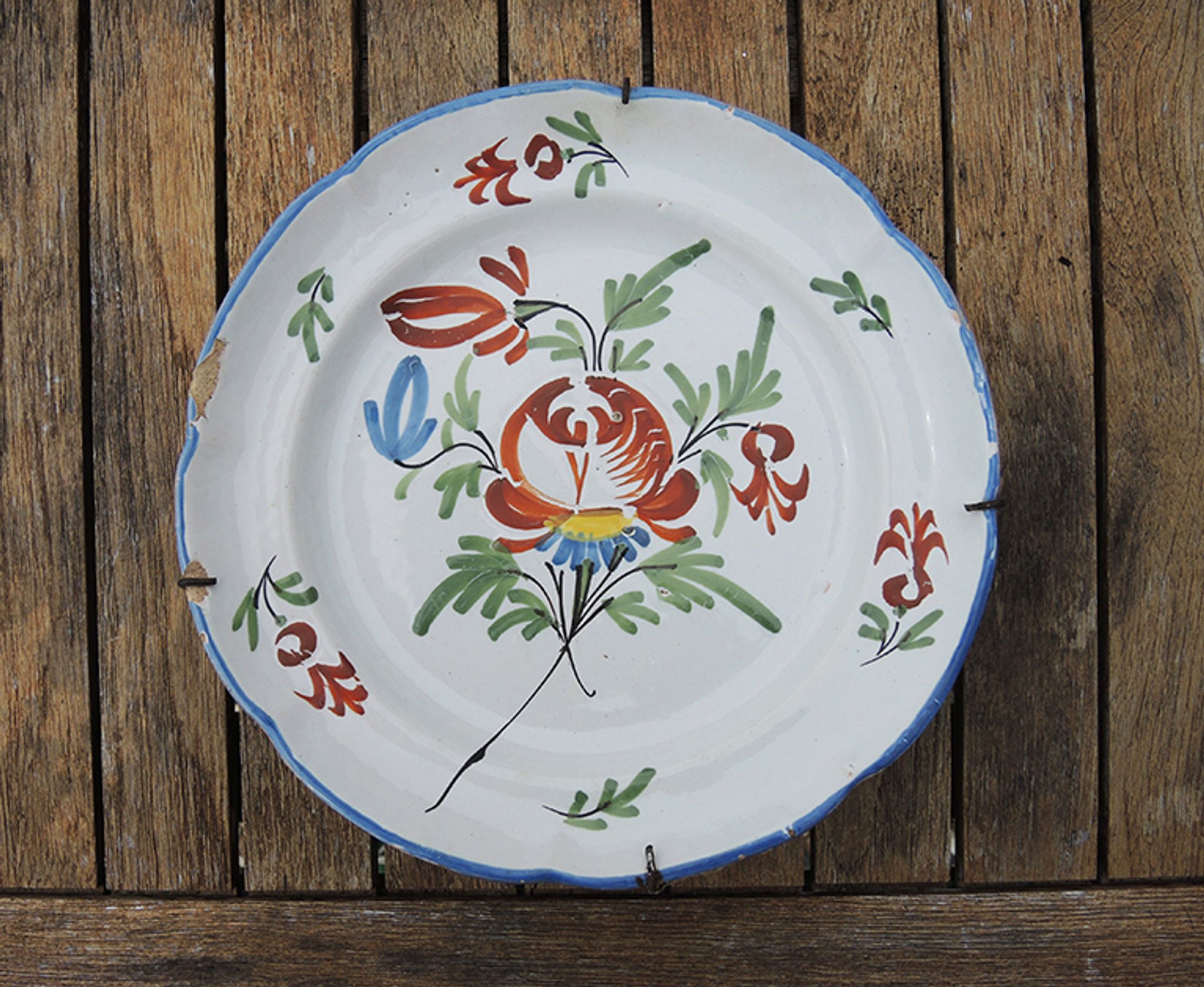 Old earthenware plate with wall support: floral decor