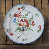 Old earthenware plate with wall support: floral decor