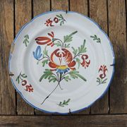 Old earthenware plate with wall support: floral decor