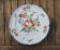 Ancienne assiette en faïence avec support mural : décor floral