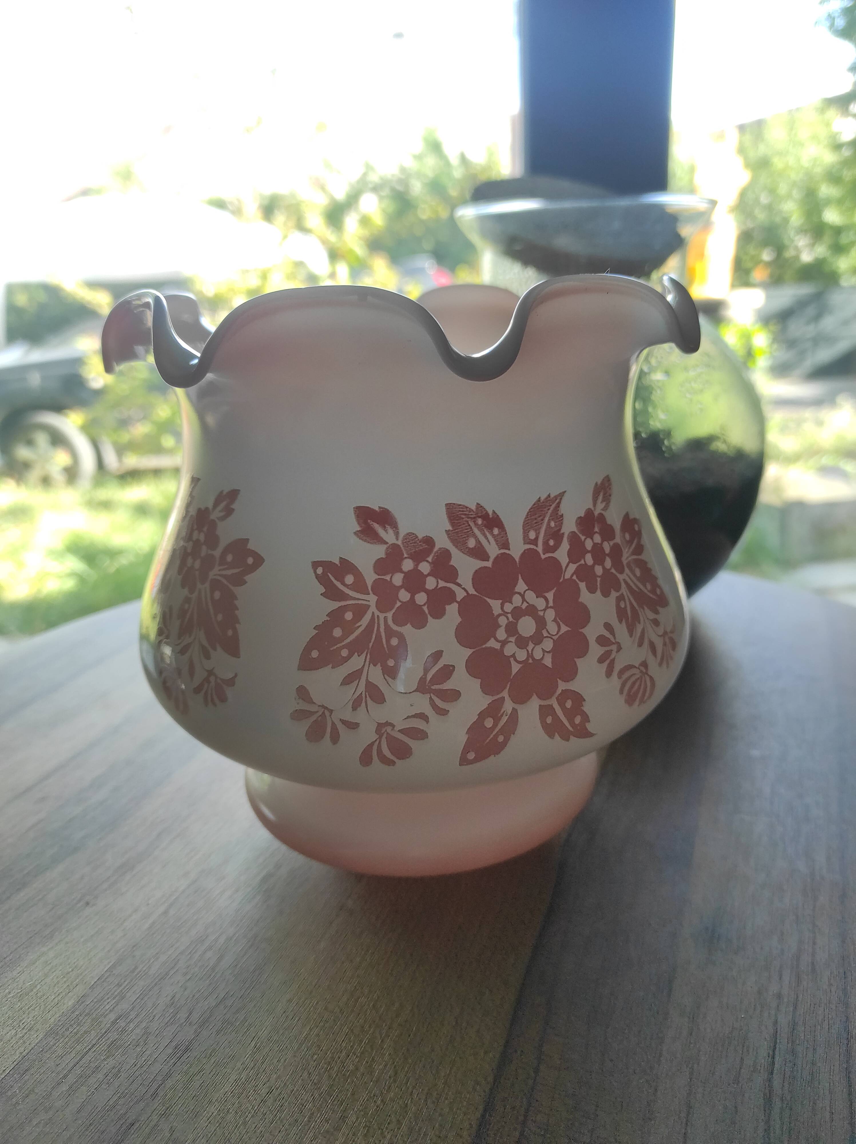 Abat-jour en verre blanc opaline vintage bords dentelés et fleurs roses