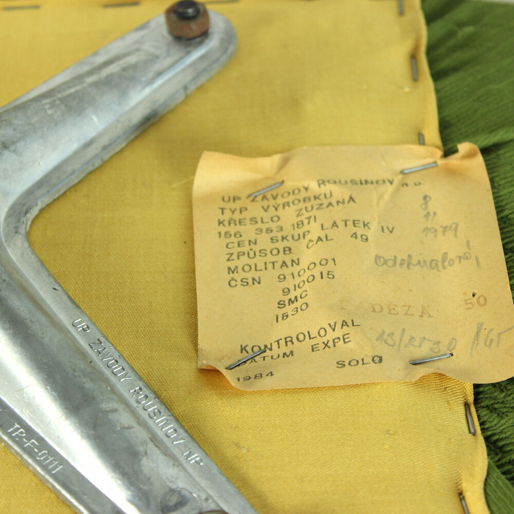 Fauteuil vert du milieu du siècle par Up Zavody, Tchécoslovaquie 1979