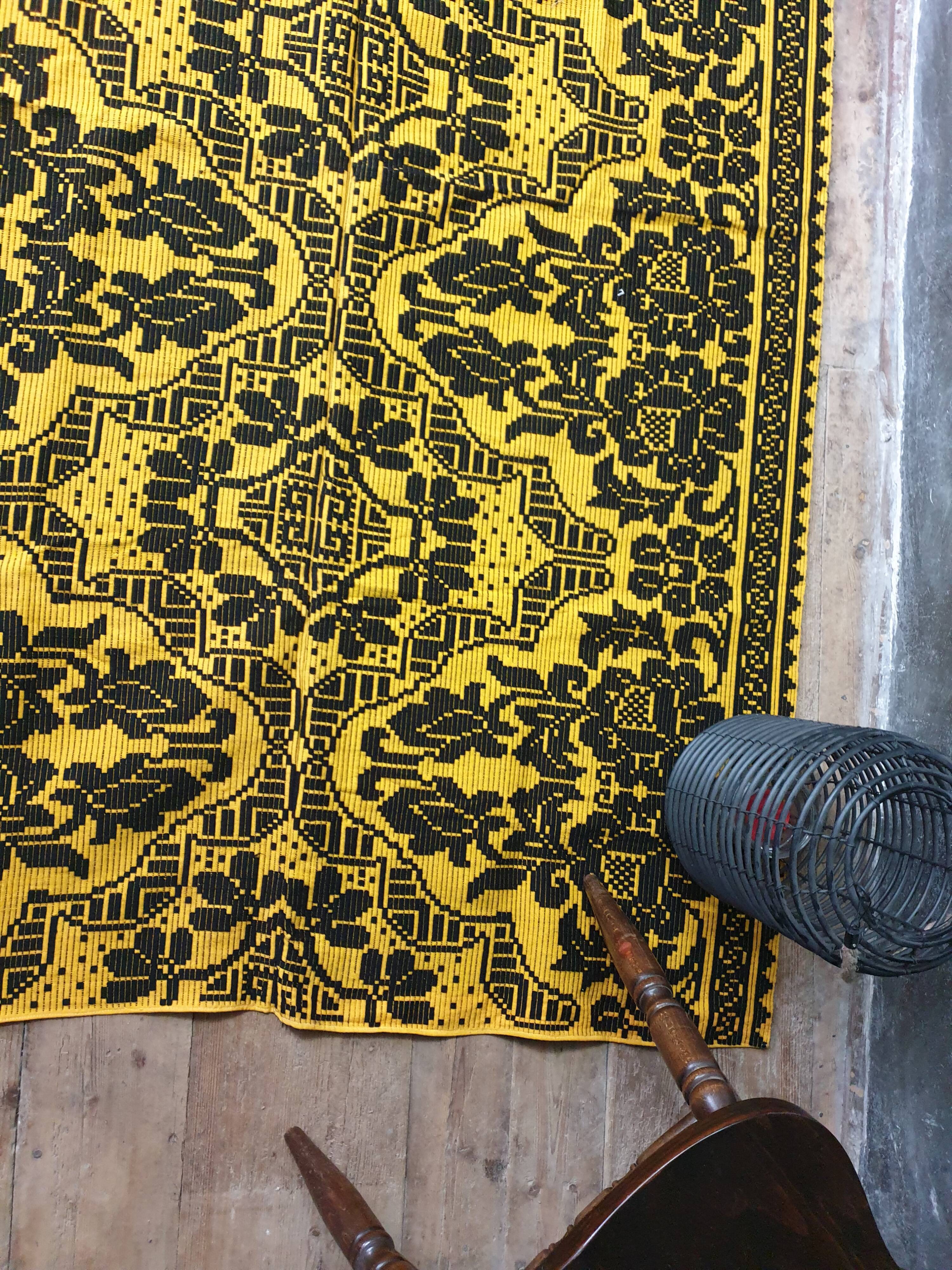 Wool handwoven yellow rug Romanian rug. Teppich. Tapis roumain. Romania