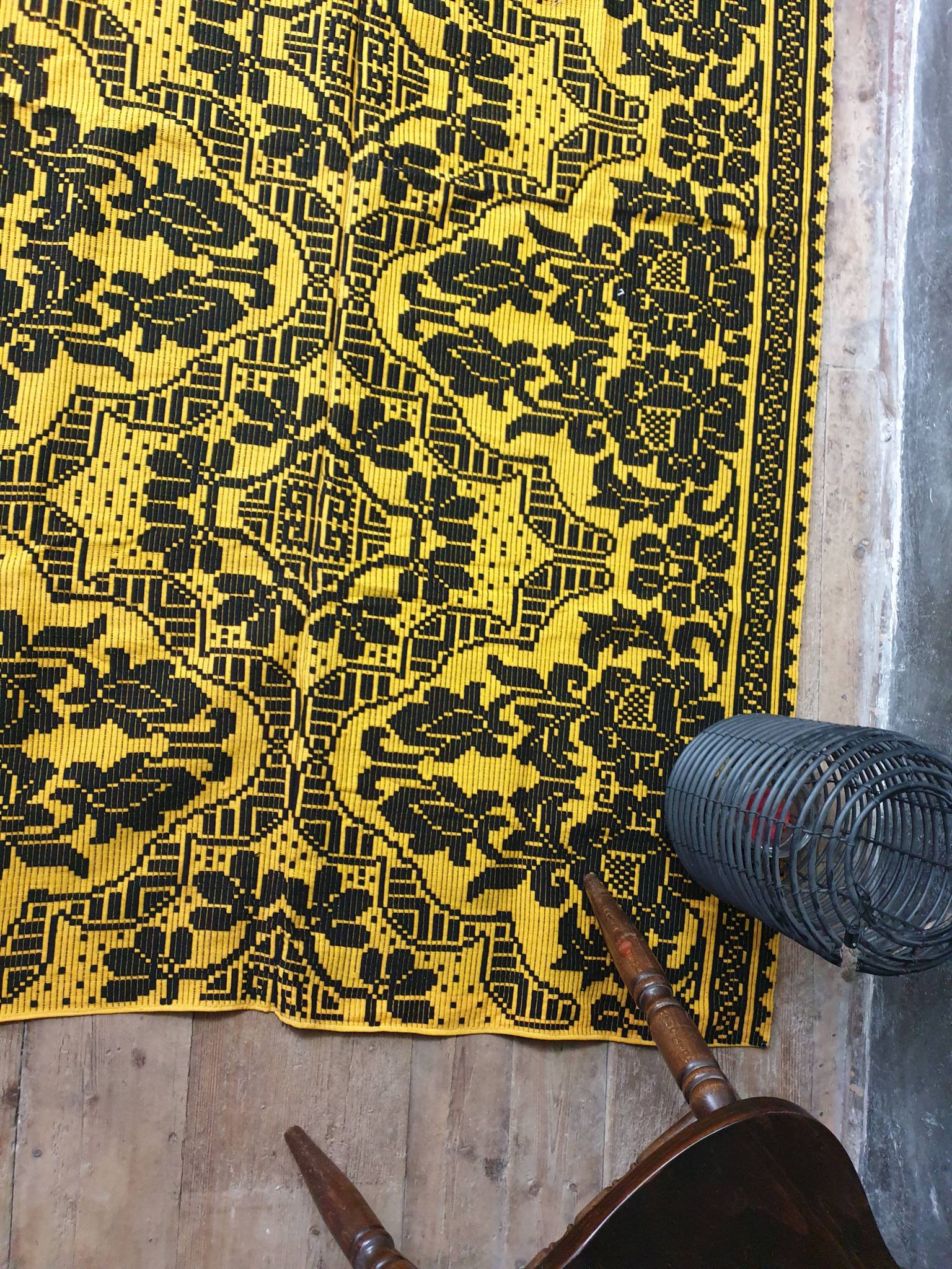 Wool handwoven yellow rug Romanian rug. Teppich. Tapis roumain. Romania