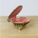 Empty pocket shell slip soap holder