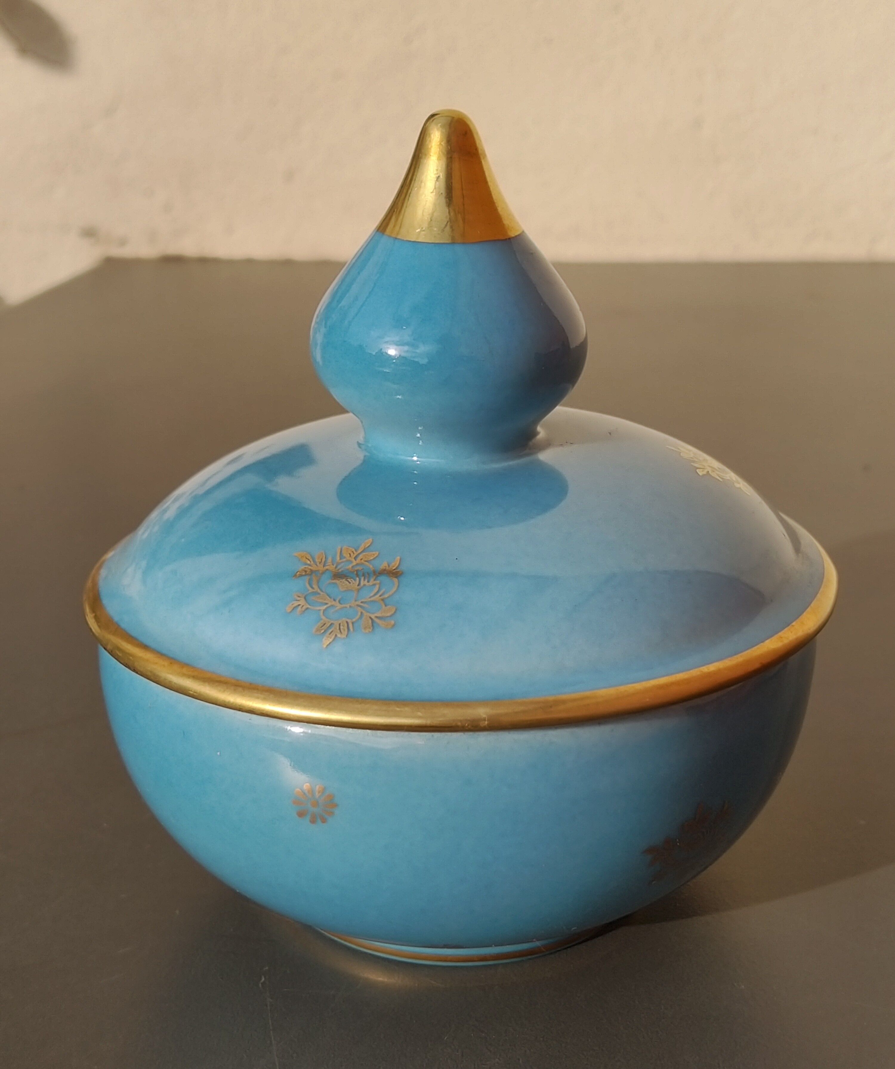 Bonbonnière en porcelaine de Limoges  , vintage