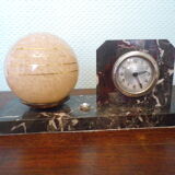 Table lamp with pendulum