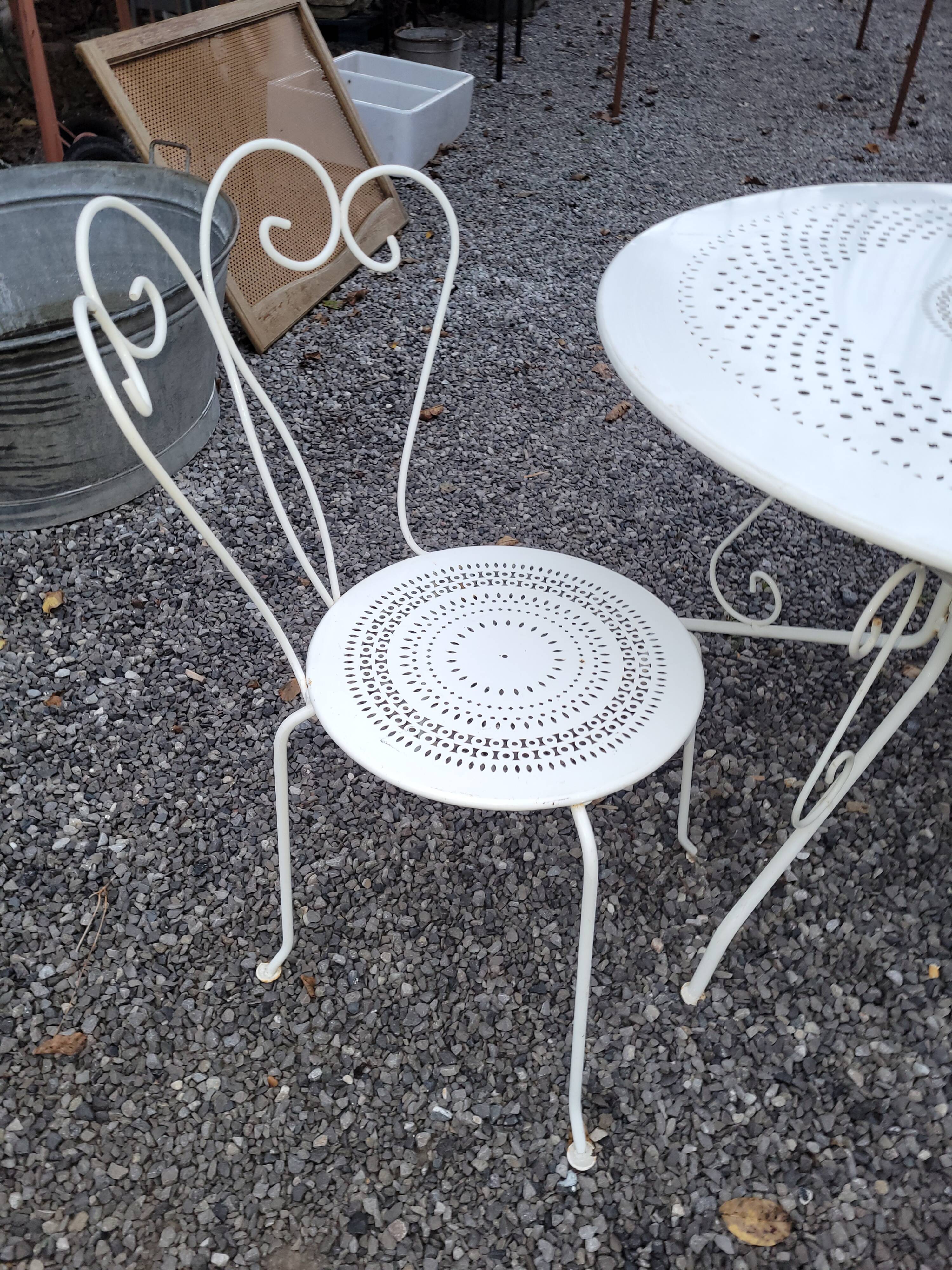 Salon de jardin table plus 2 chaises