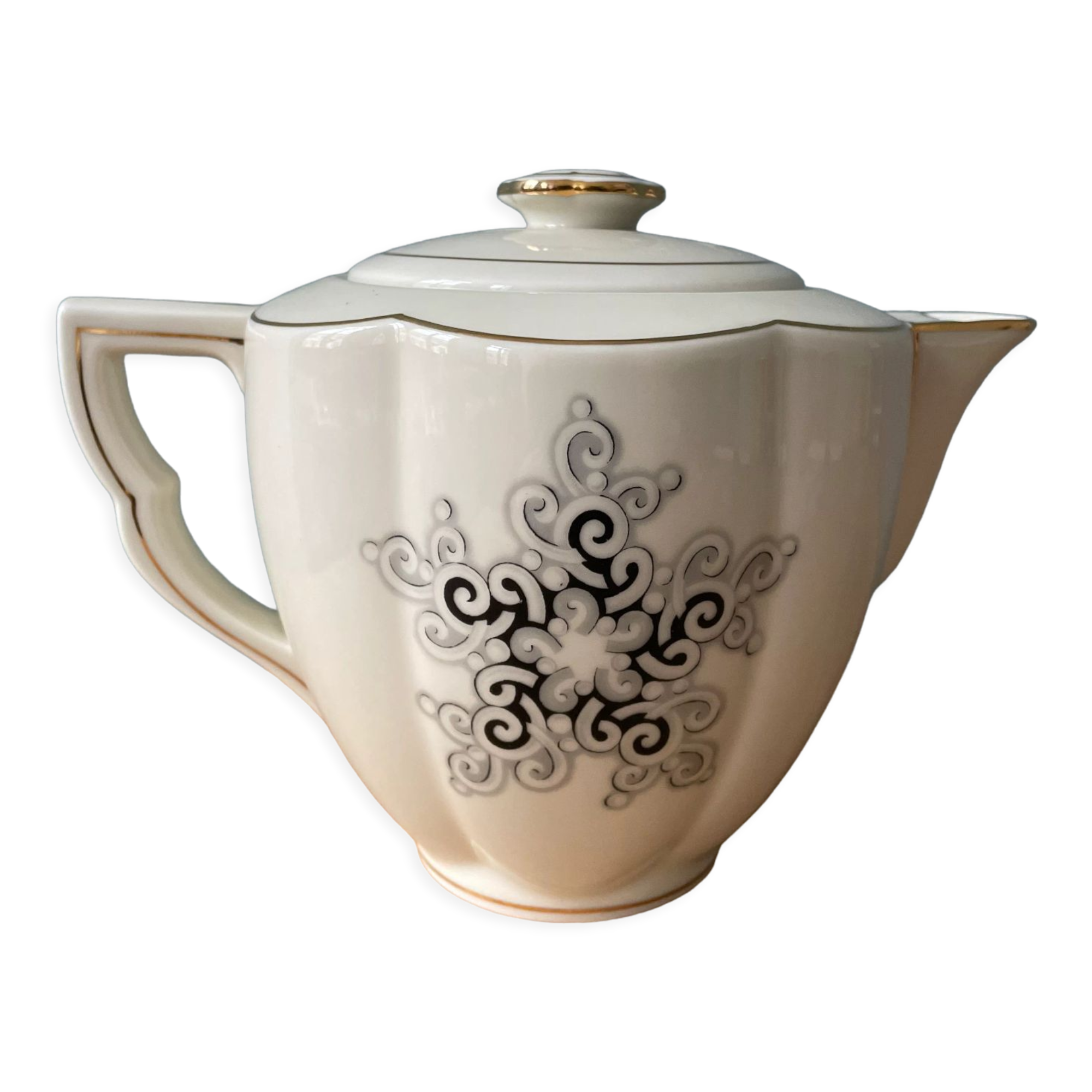 Teapot in Limoges porcelain. Charles Ahrenfeldt House