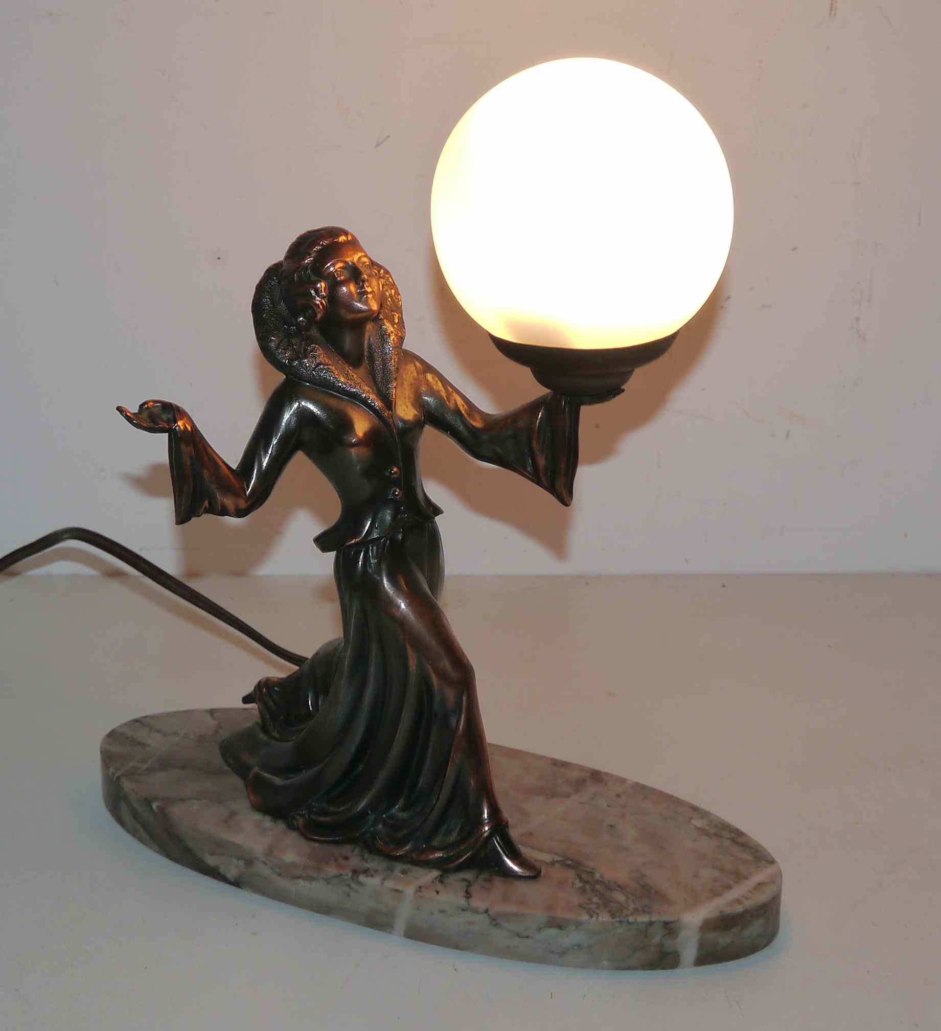 Art deco lamp in regul and marble "woman holding a globe"