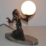 Lampe art déco en regul et marbre « femme tenant un globe »