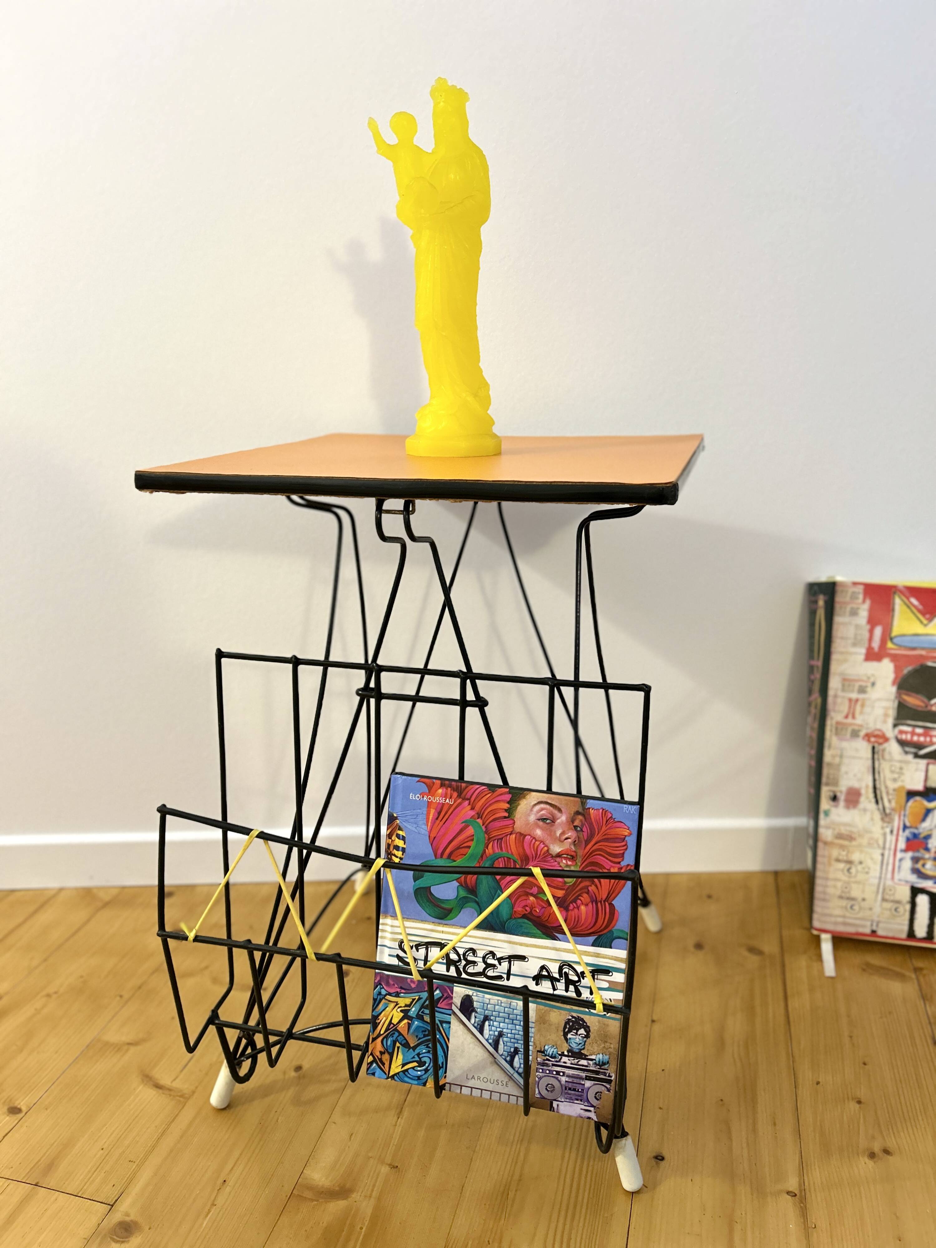 1960s Scoubidou magazine rack