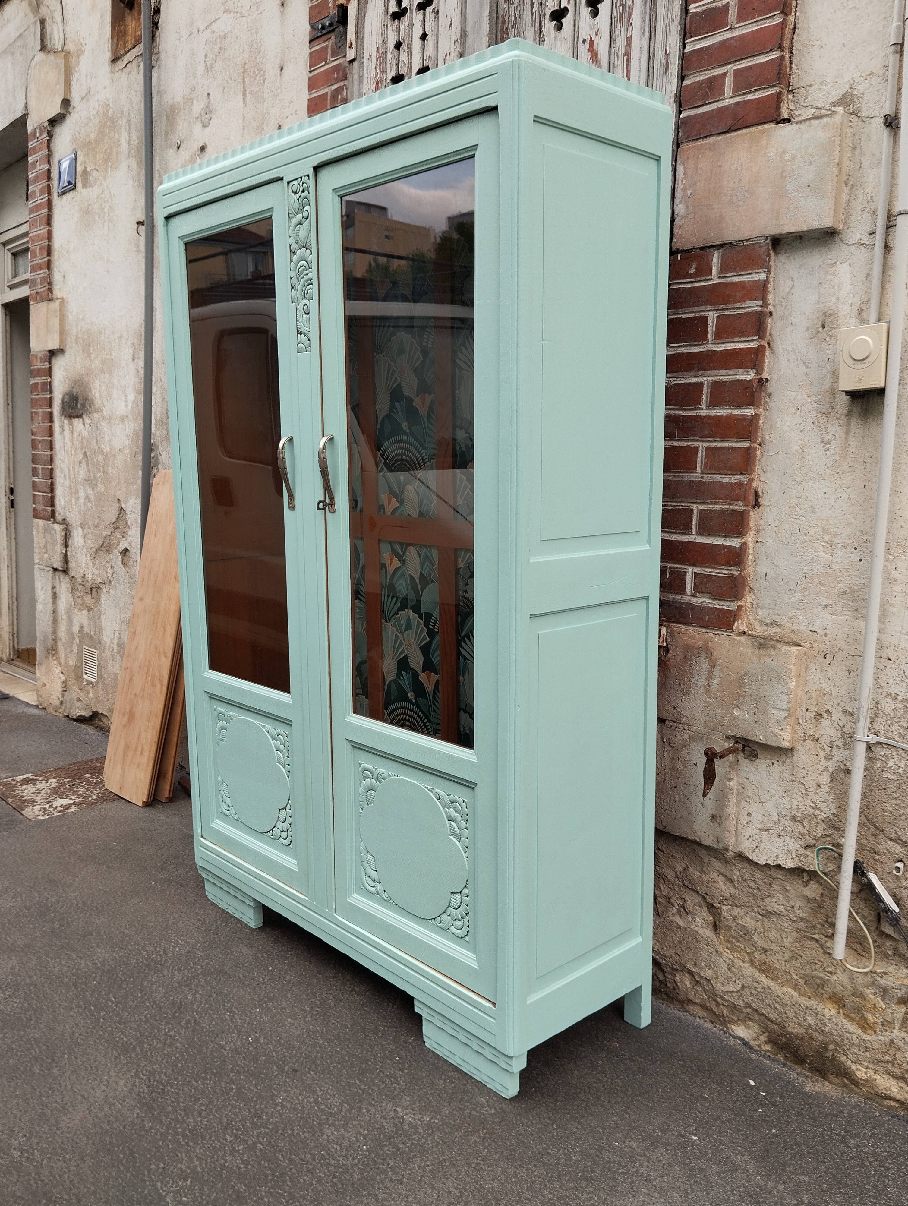 Parisian showcase cabinet year 30