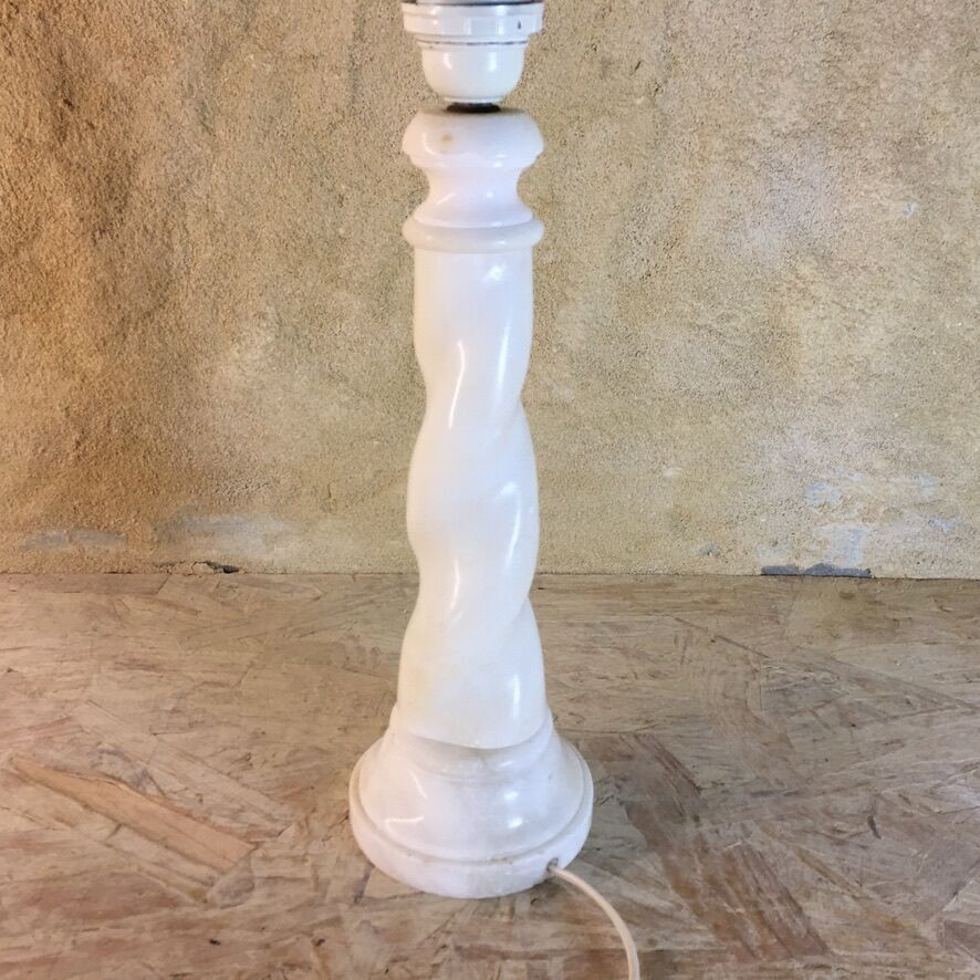 Twisted lamp foot in white alabaster