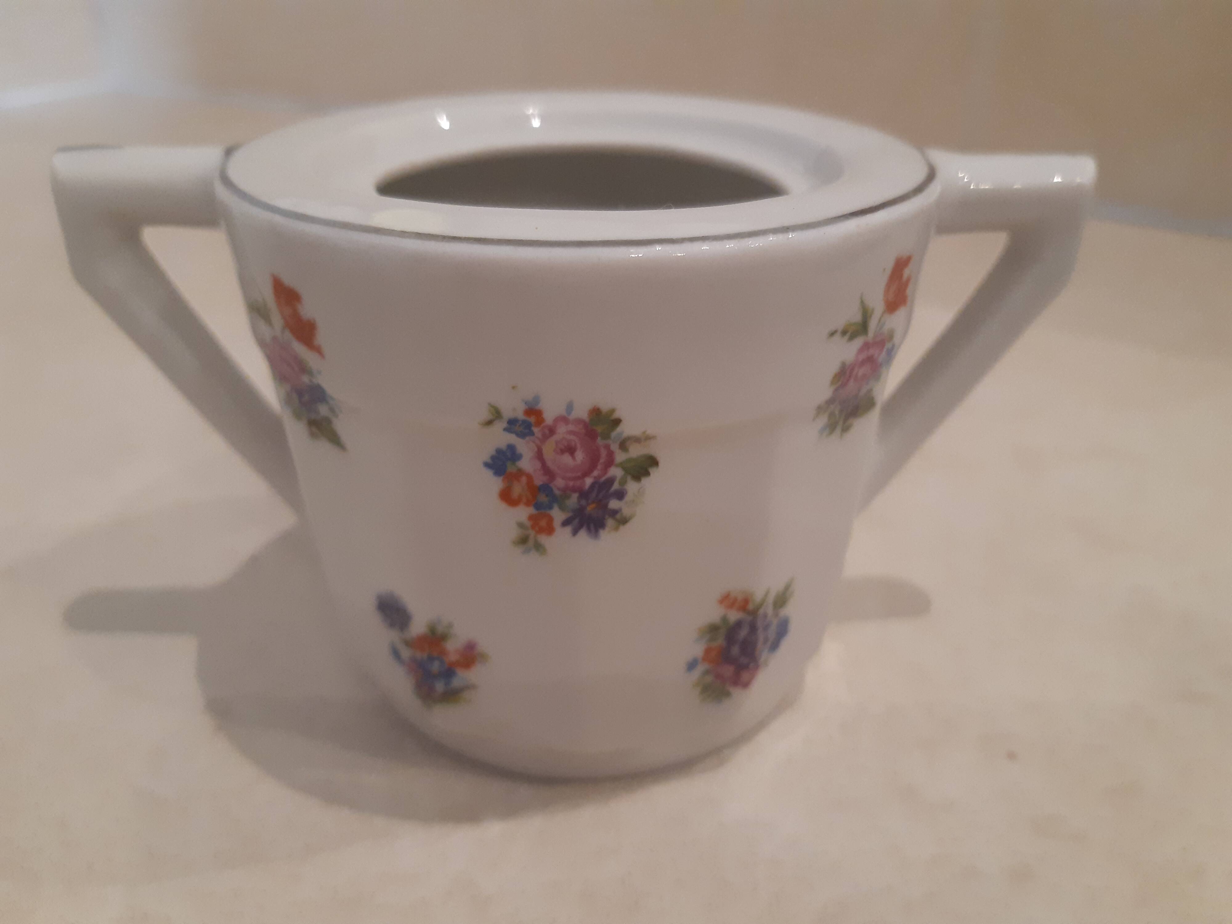 Large milk jug and sugar bowl from the 1930s, decorated with a bouquet of flowers. Silver thread.