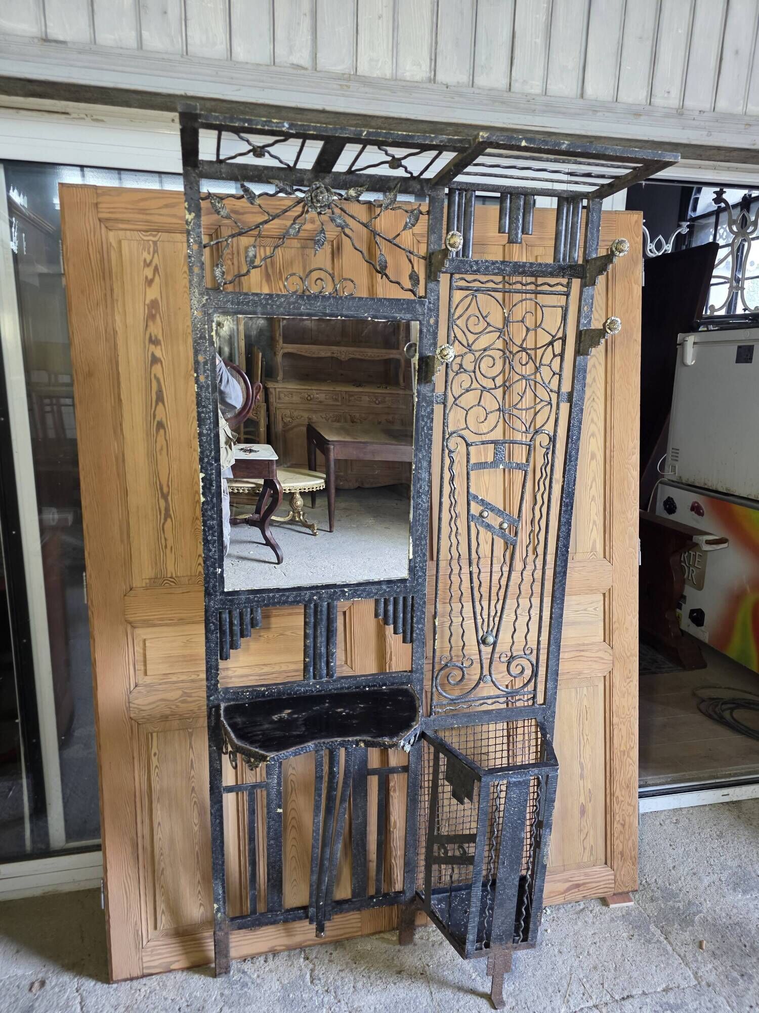 Art Deco coat rack wardrobe in wrought iron from the 1930s.