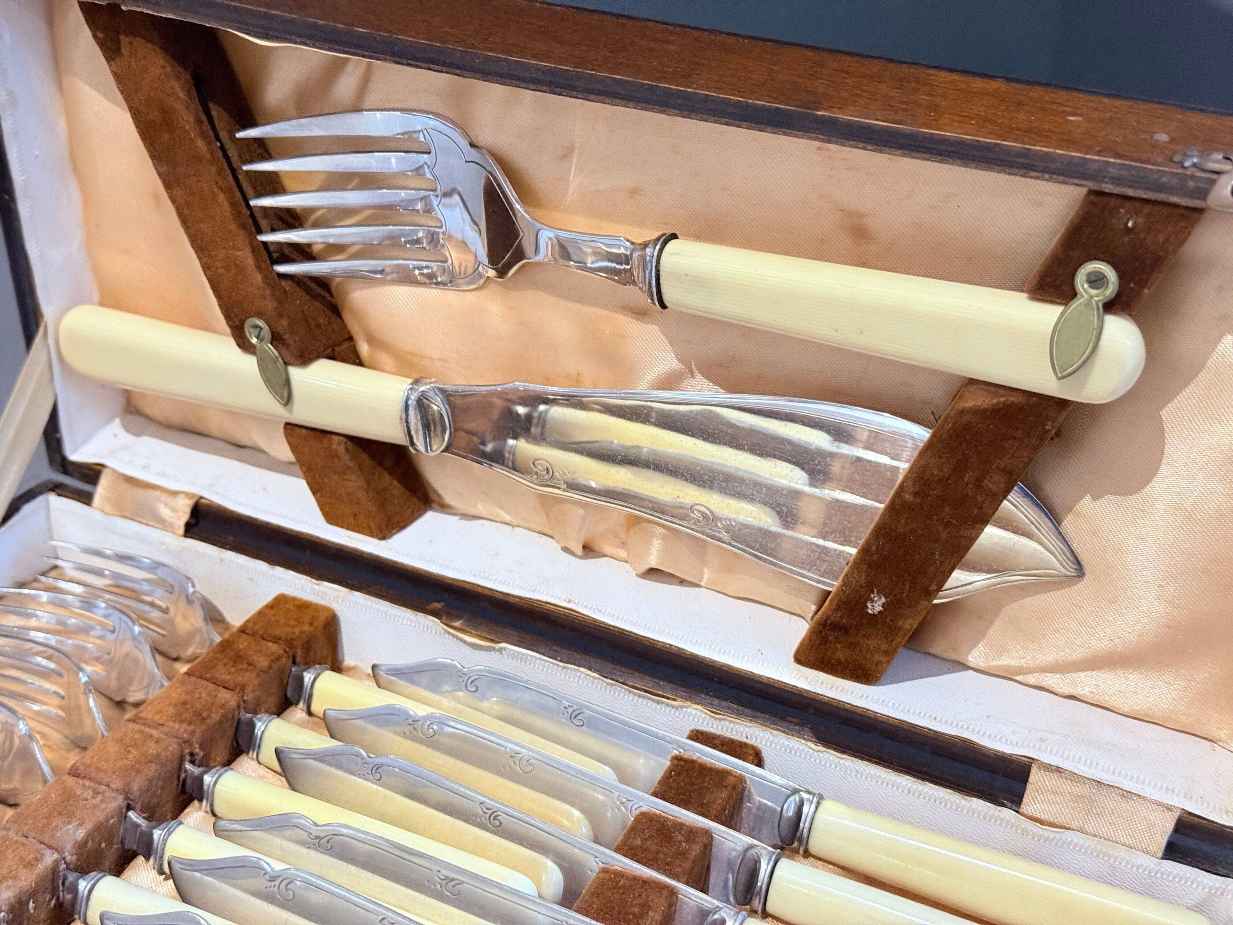 Set de couverts à poisson en métal argenté et ivoire synthétique