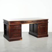 20th century wooden desk / partner desk in English style with a beautiful appearance
