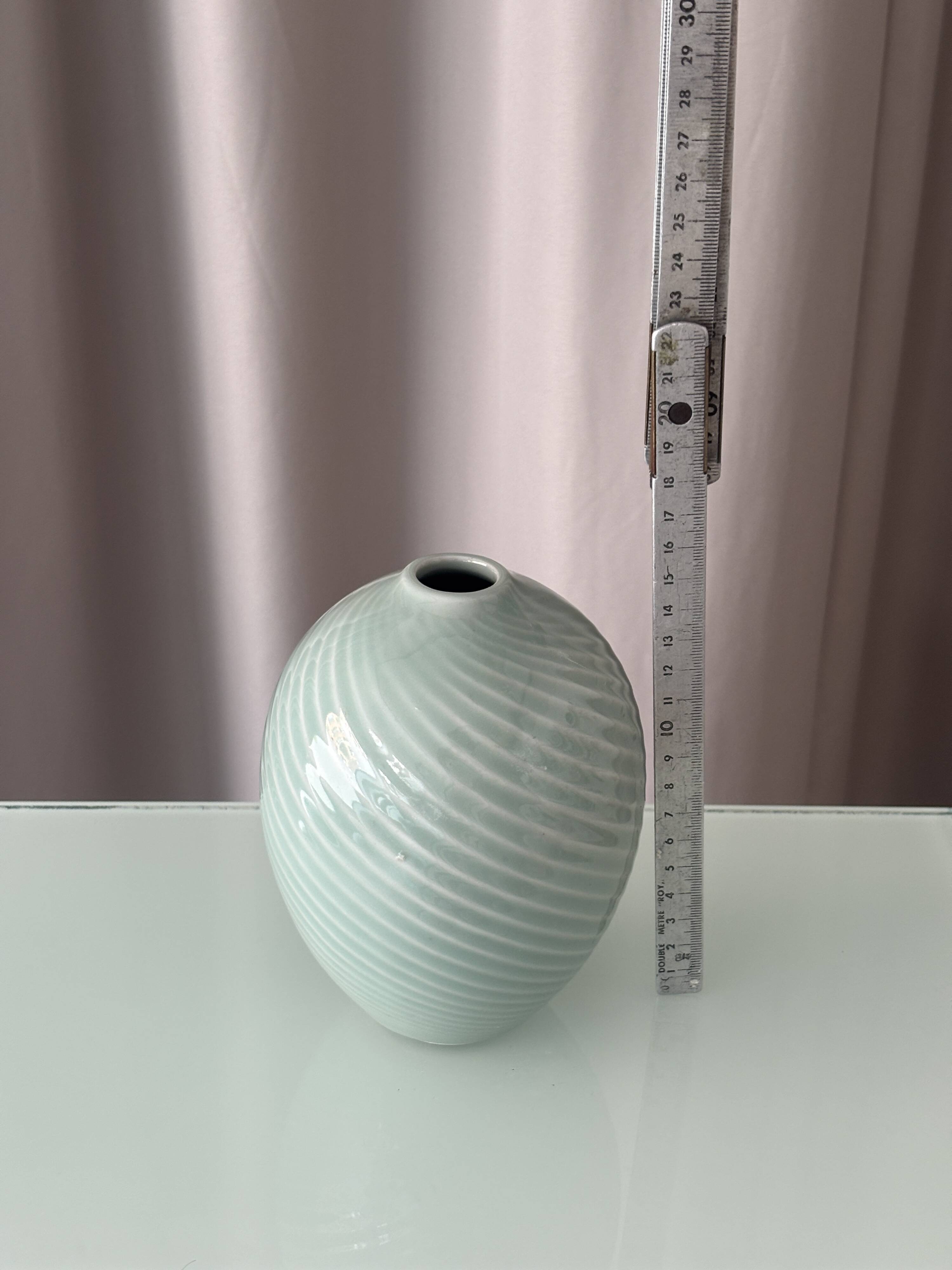 Vase en porcelaine ribbé céladon minimaliste