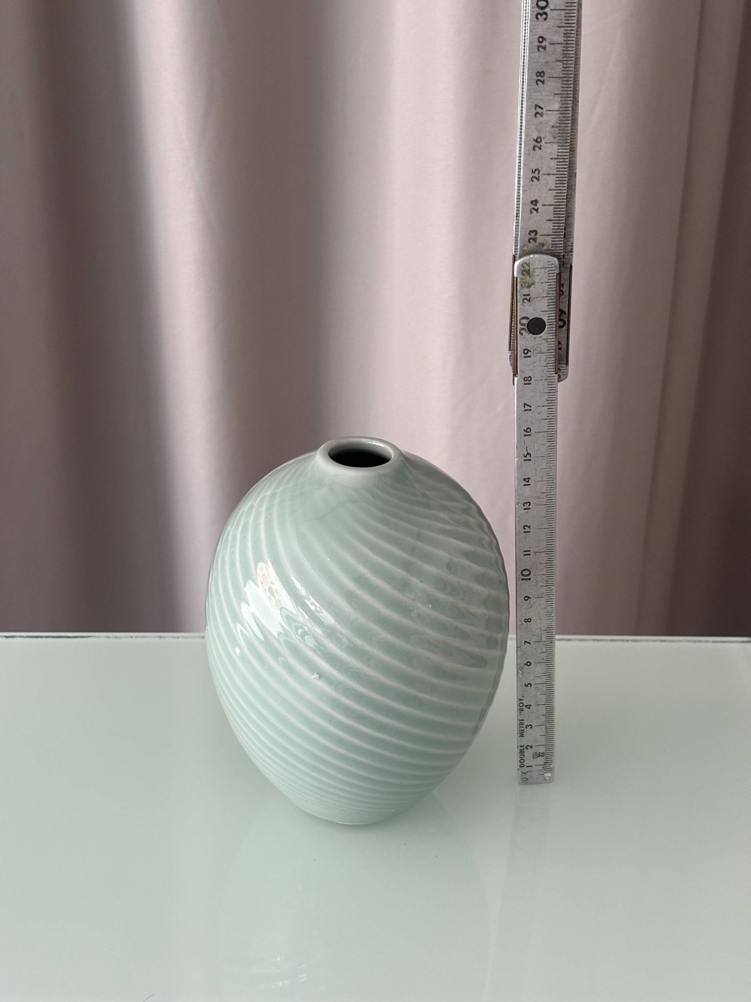 Vase en porcelaine ribbé céladon minimaliste
