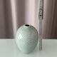 Vase en porcelaine ribbé céladon minimaliste