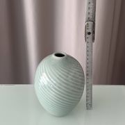 Vase en porcelaine ribbé céladon minimaliste