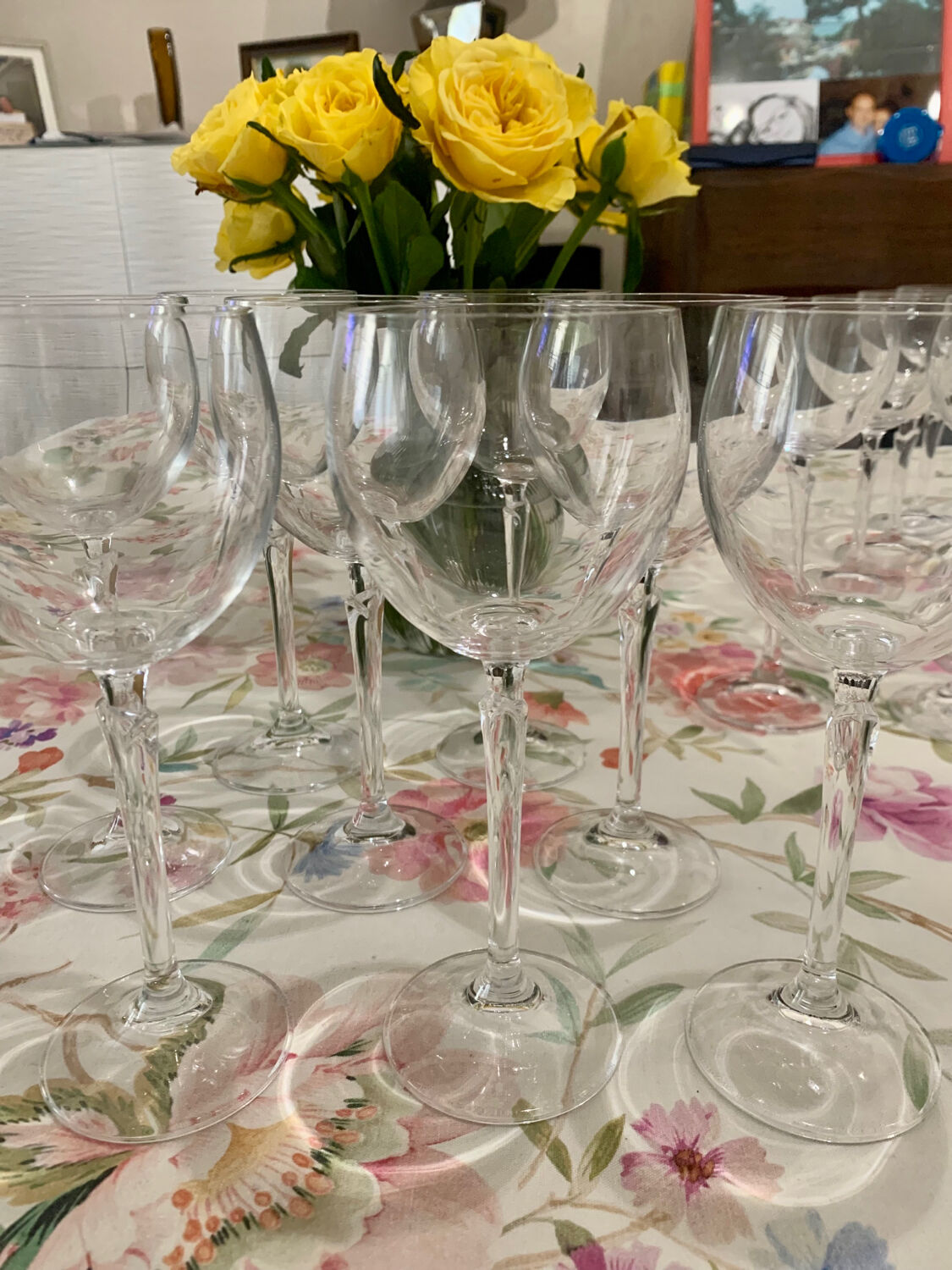 Crystal wine glasses (bud-shaped foot)