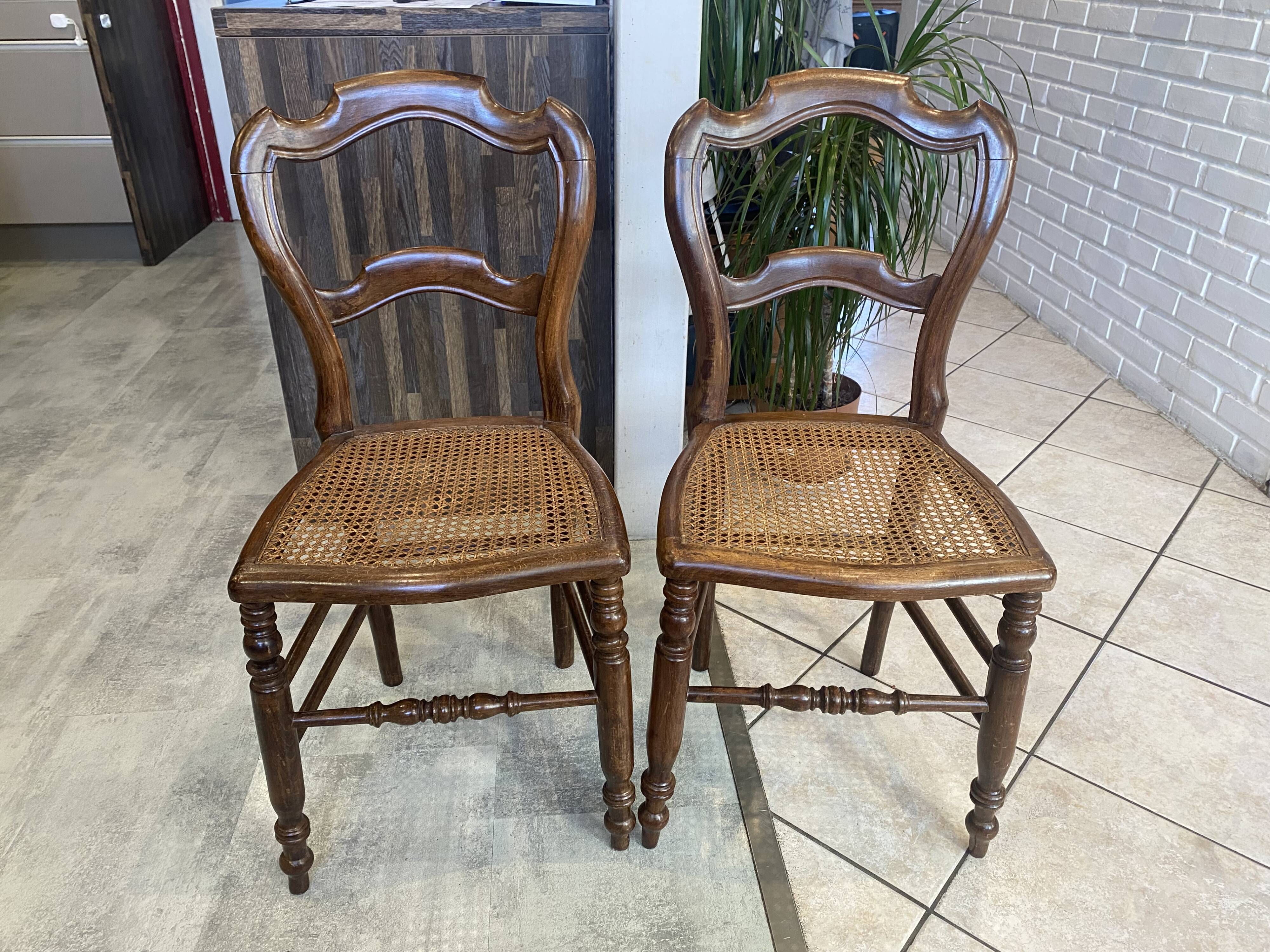 Pair of N2 antique caned and wooden chairs from the 1900s.