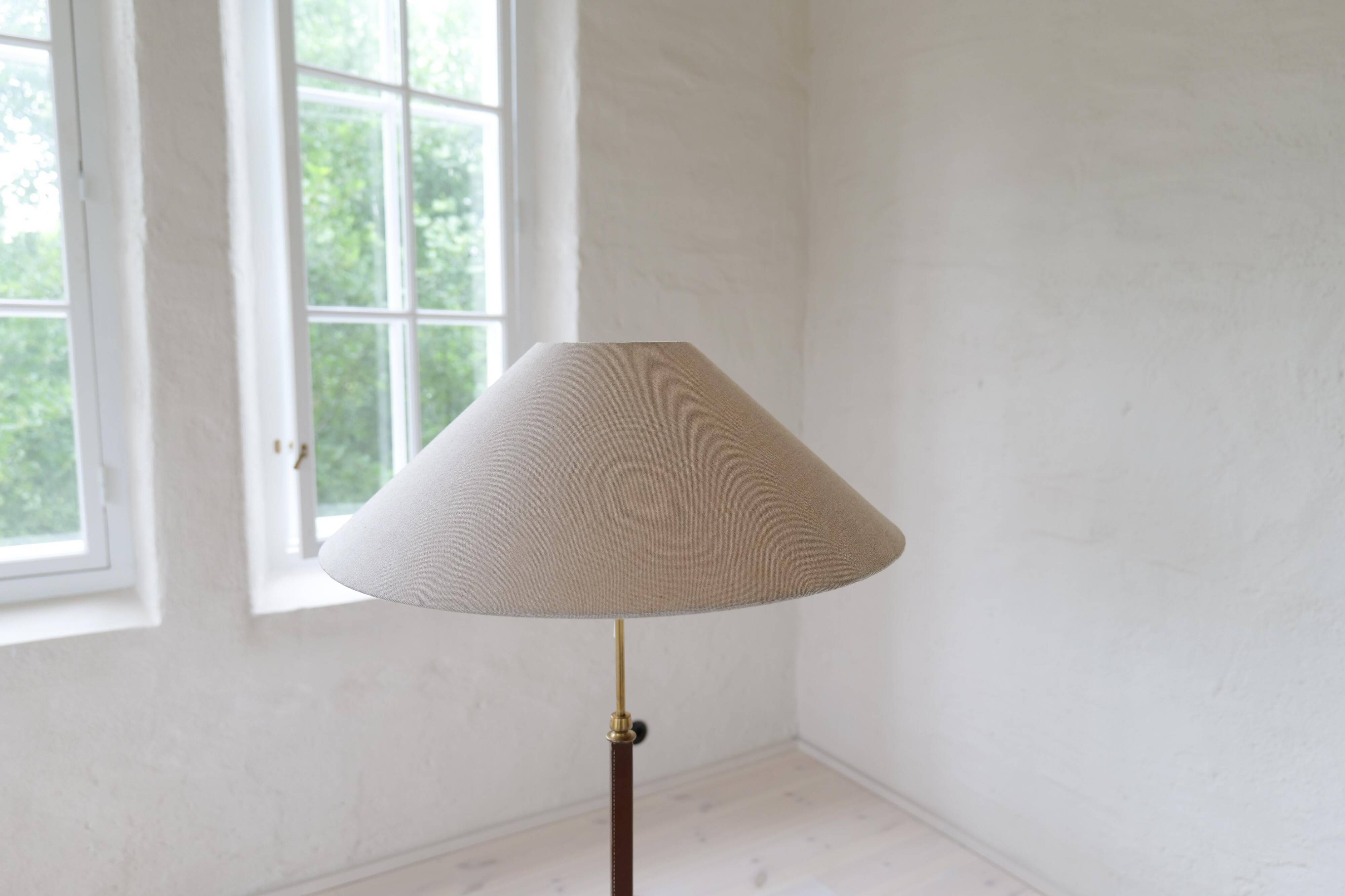 Lampadaire en cuir marron et laiton patiné du milieu du siècle par Falkenbergs Belysning, Suède, années 1960