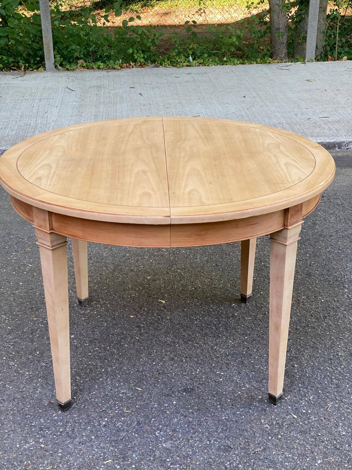 Table ronde extensible style Directoire rénovée en bois clair  avec 2 rallo