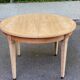 Table ronde extensible style Directoire rénovée en bois clair  avec 2 rallo