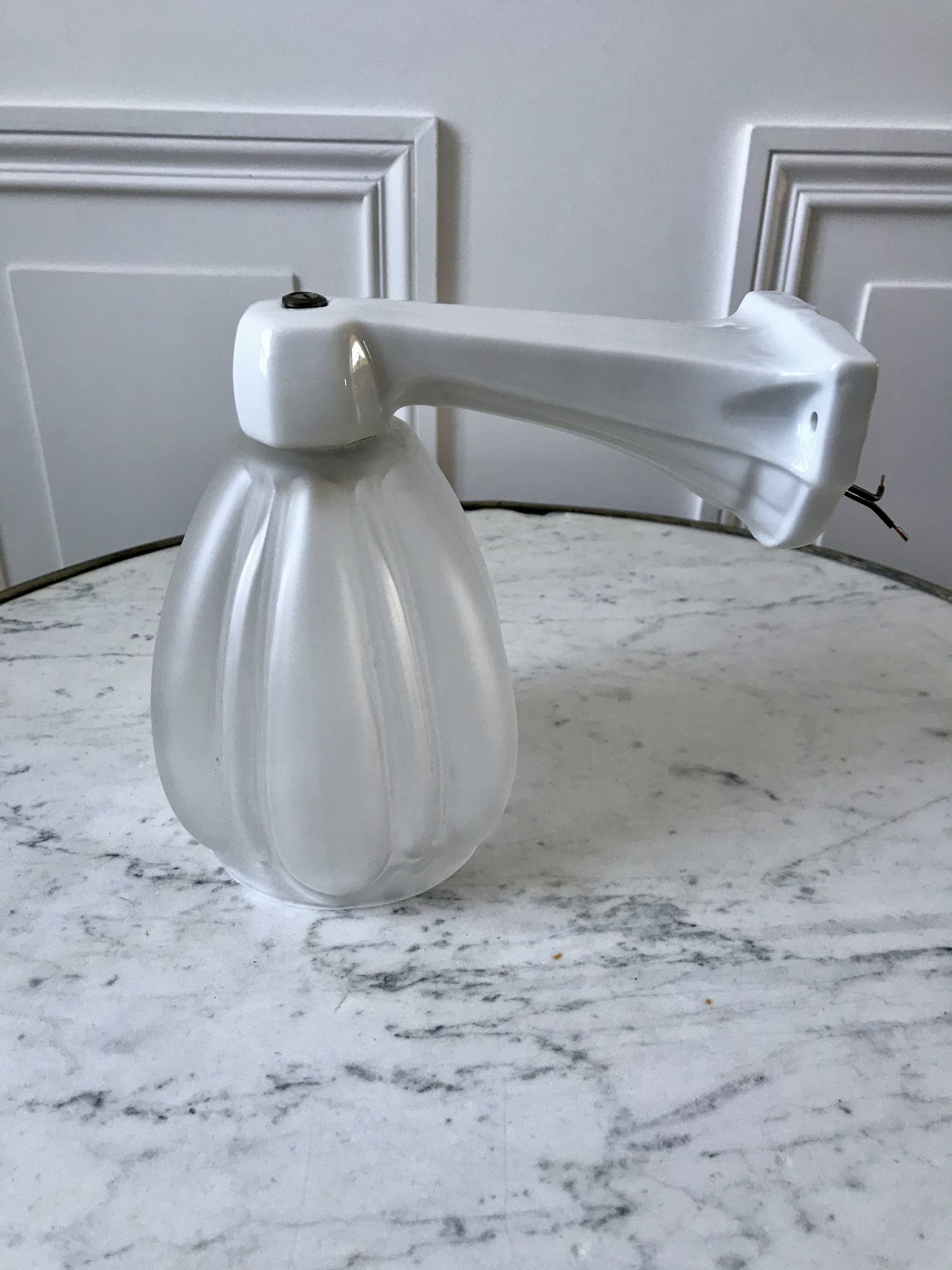 Art Deco wall lamp in molded glass and porcelain 30s