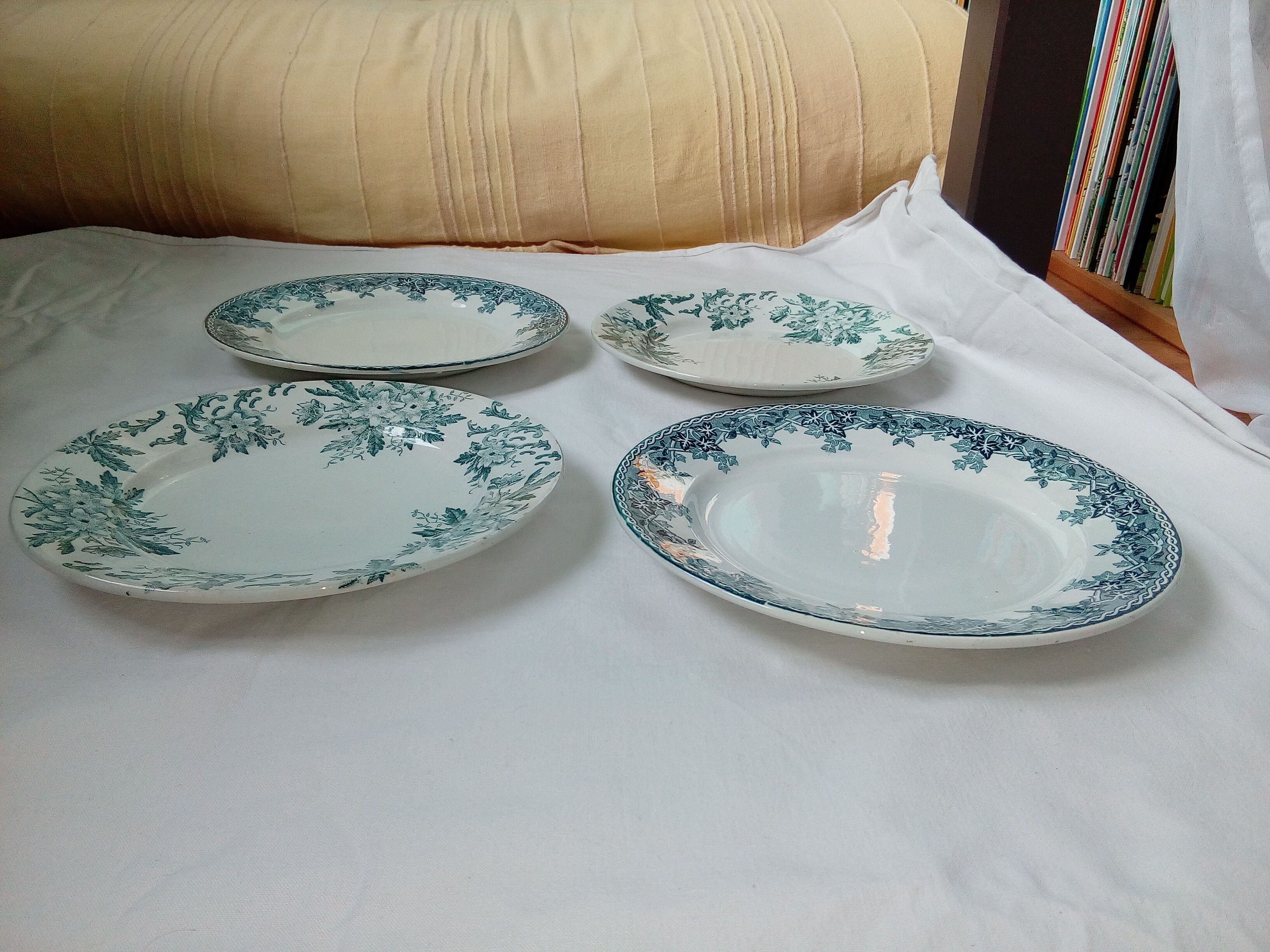 mismatched plates, Lot de 4, St Amand and Moulin des Wolves - Hamage