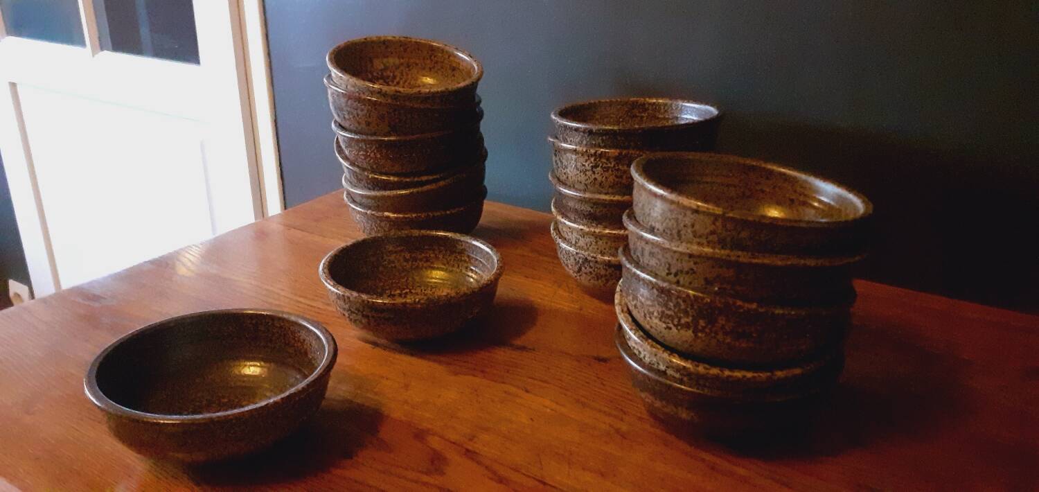 18 assiettes à soupe, jattes en grès de Salins les Bains année 60