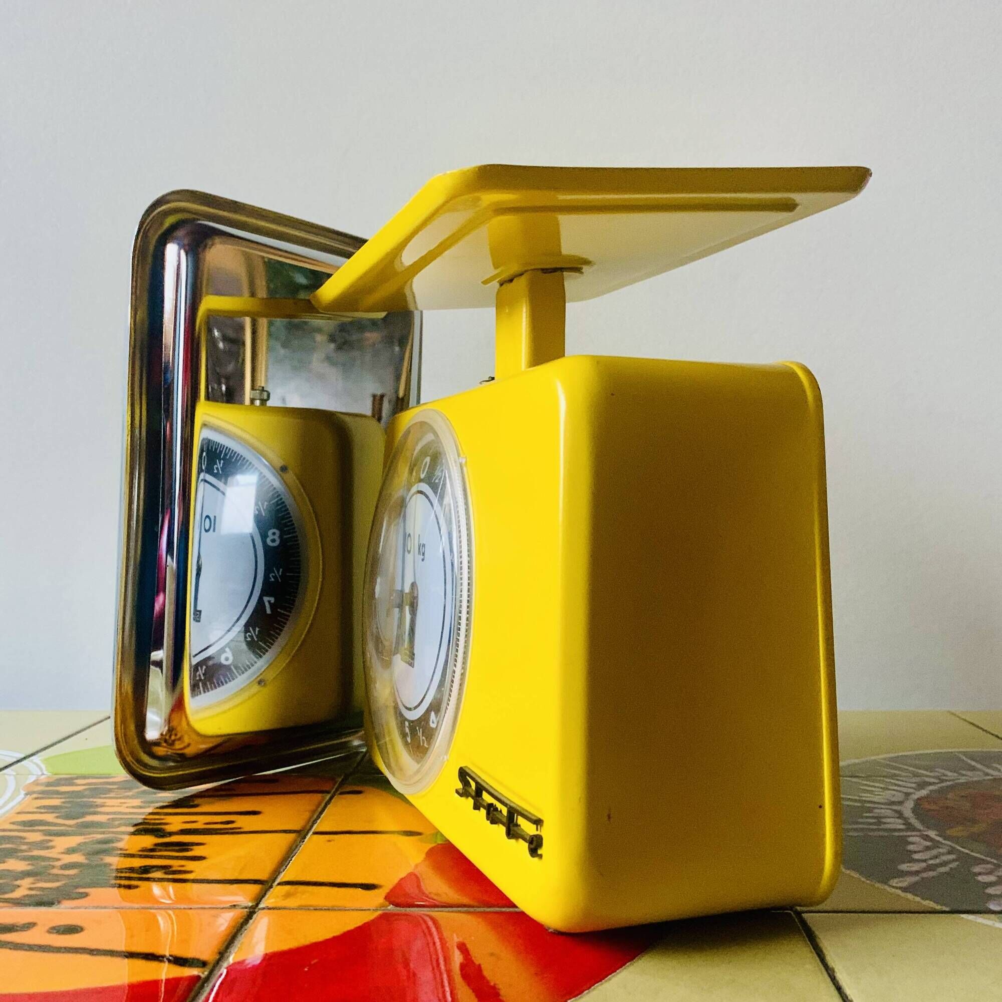 Stube - vintage yellow kitchen scale in enameled metal - force 10