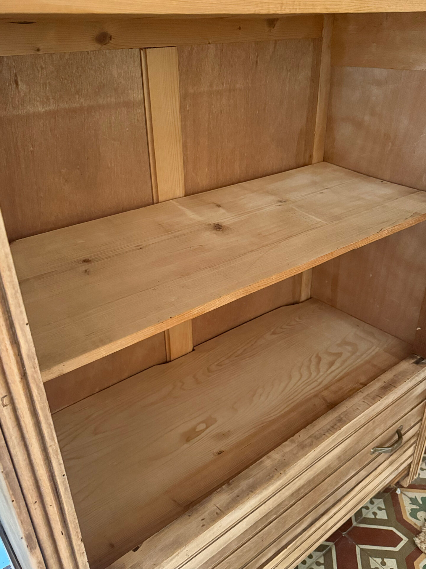 Parisian wardrobe bonnetière