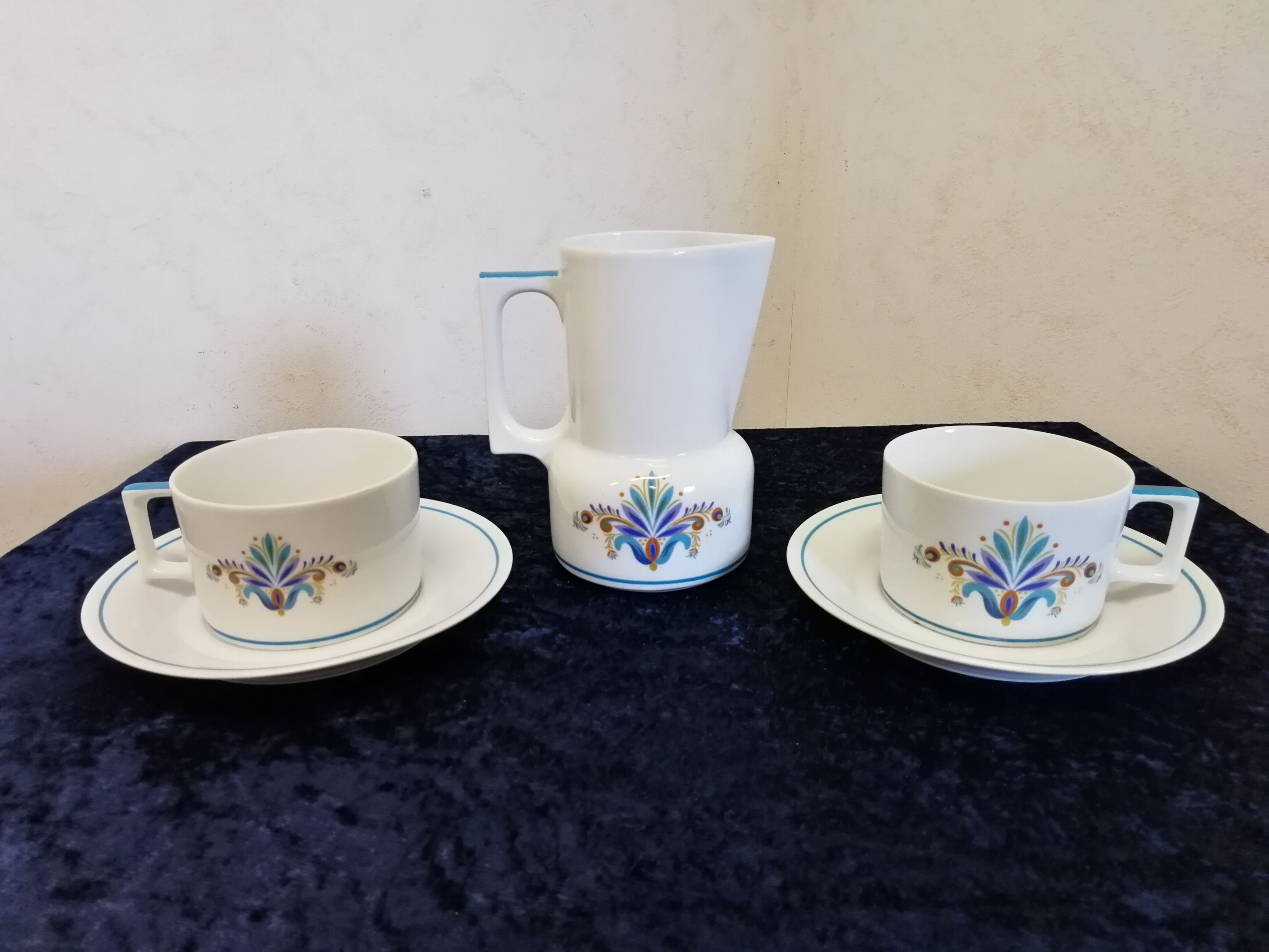 Duo of coffee cups in porcelain