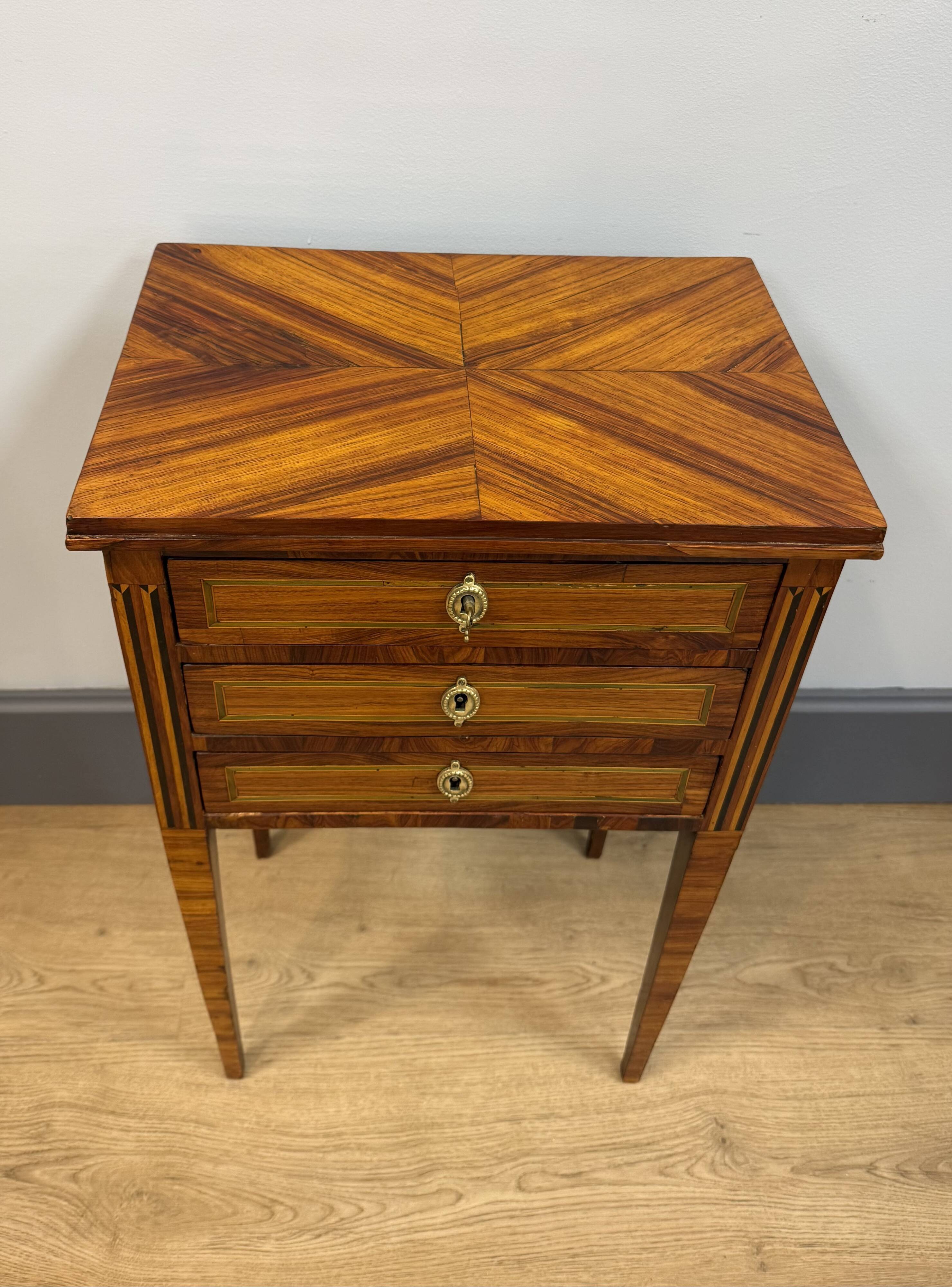 Small chiffonnier table in Louis XVI style.