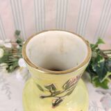 Vase jaune à fleurs
