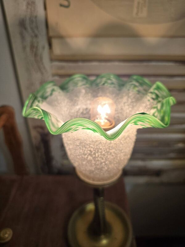 Petite lampe à poser pied en laiton poisson et tulipe aux bords verts