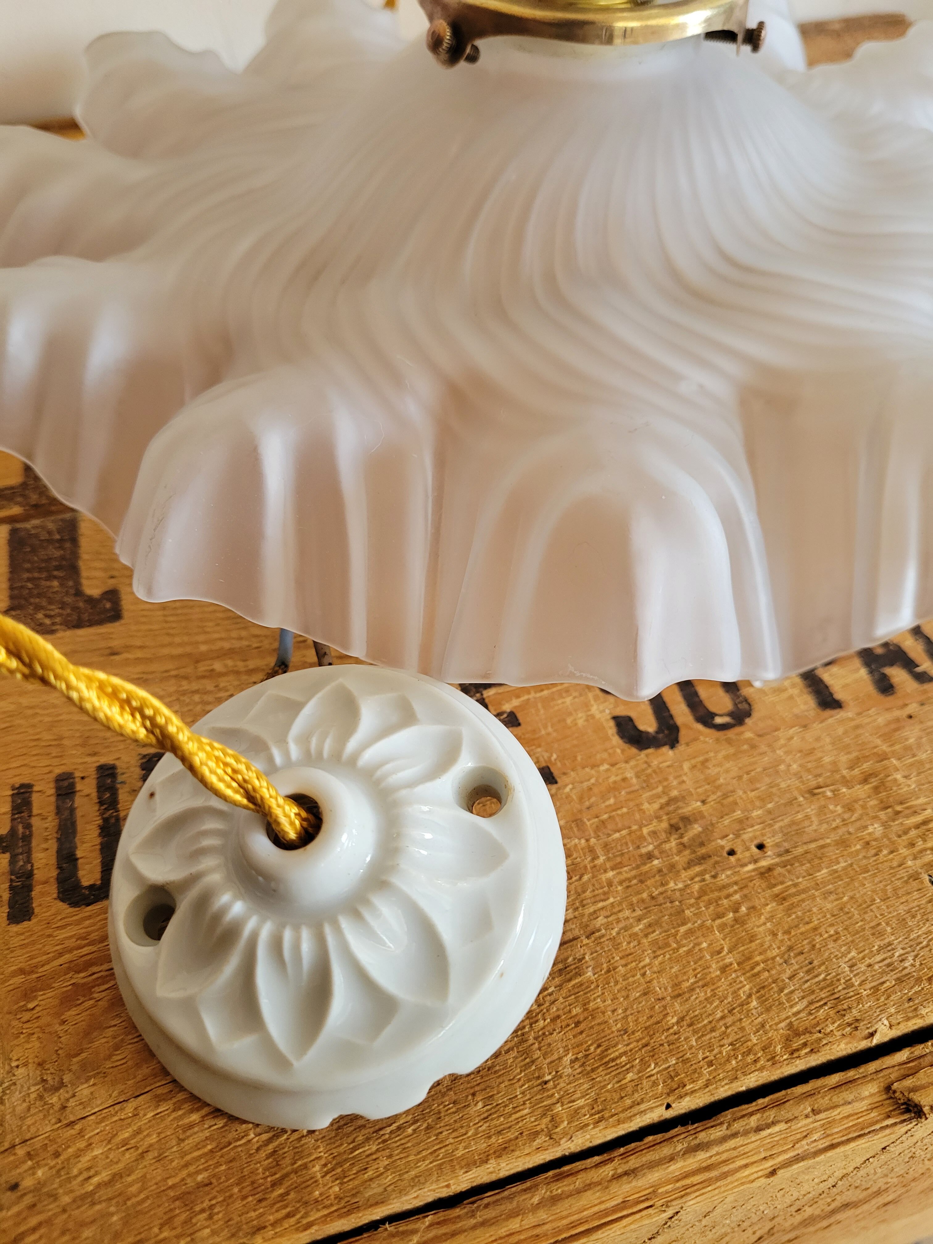 Opaline corolla suspension