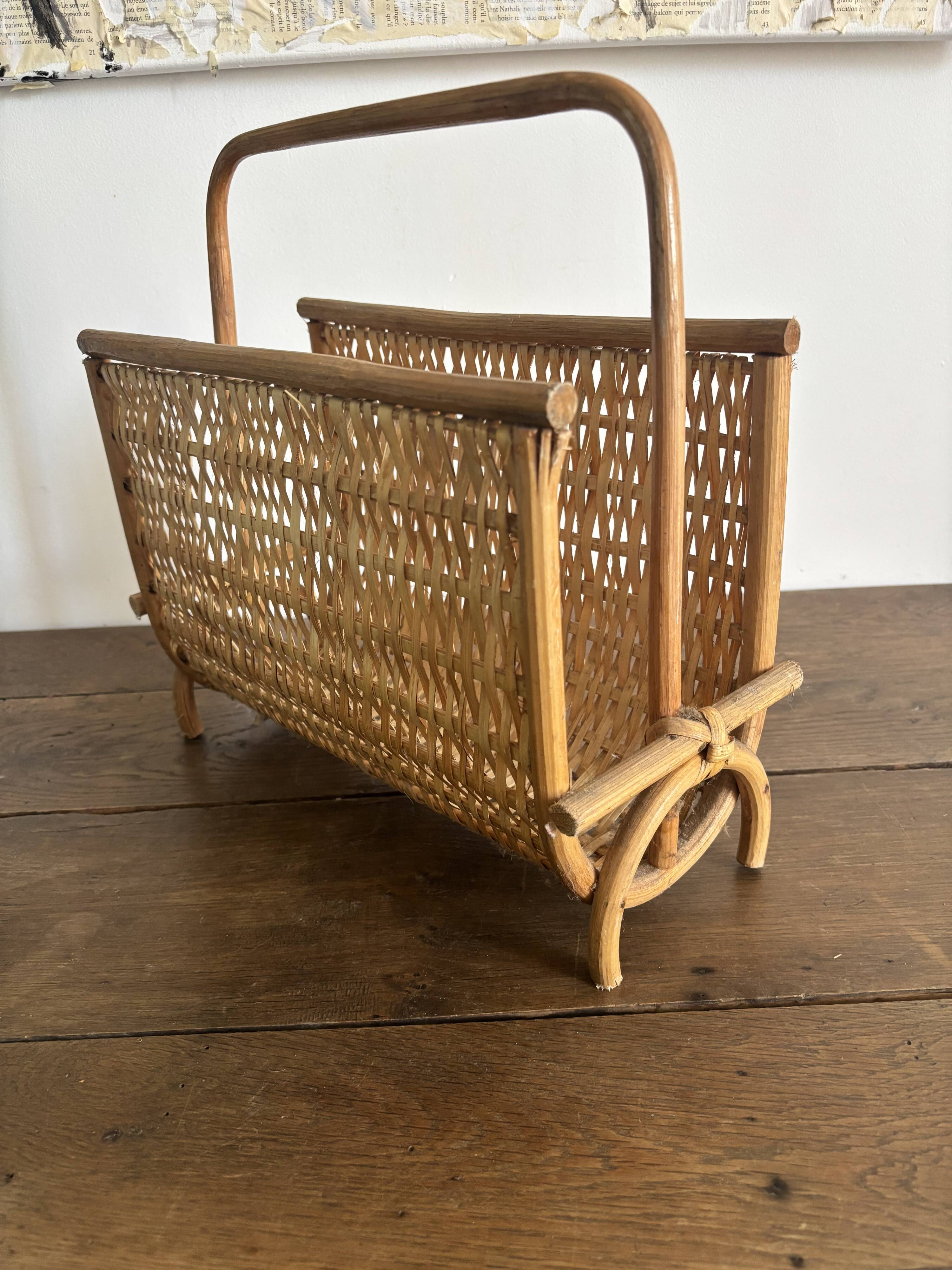 Porte-revues vintage en rotin naturel  des années 60