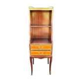 Meuble étagère de style Louis XVI en acajou et laiton